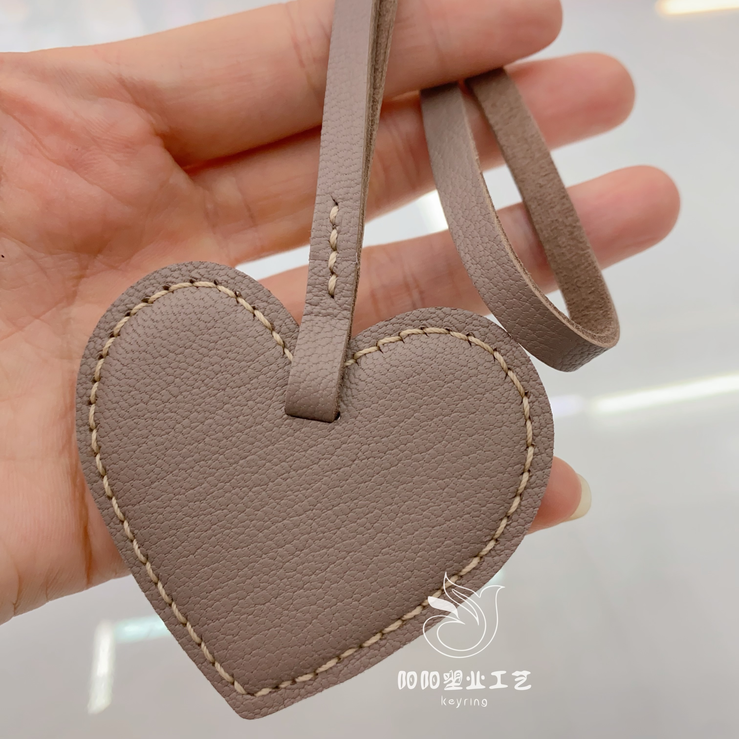 真皮心形钥匙扣个性化定制男女生名字情侣款包包挂件爱心钥匙配件钥匙扣皮革白底实物图