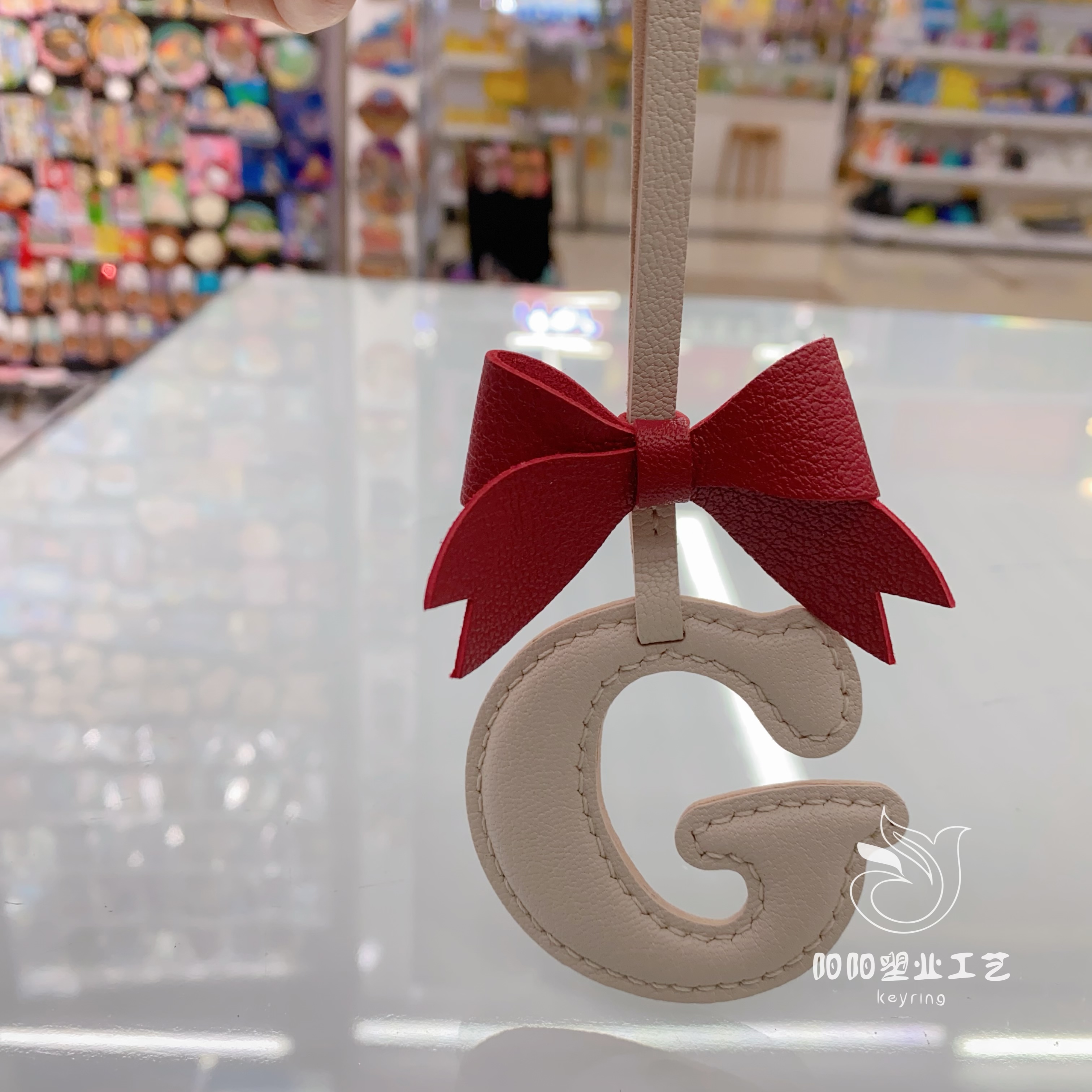 Heart-shaped pu leather key chains, car key rings, pendants, fresh and clean decorative accessories, return gifts, English names, custom plush pendants Application Scenario