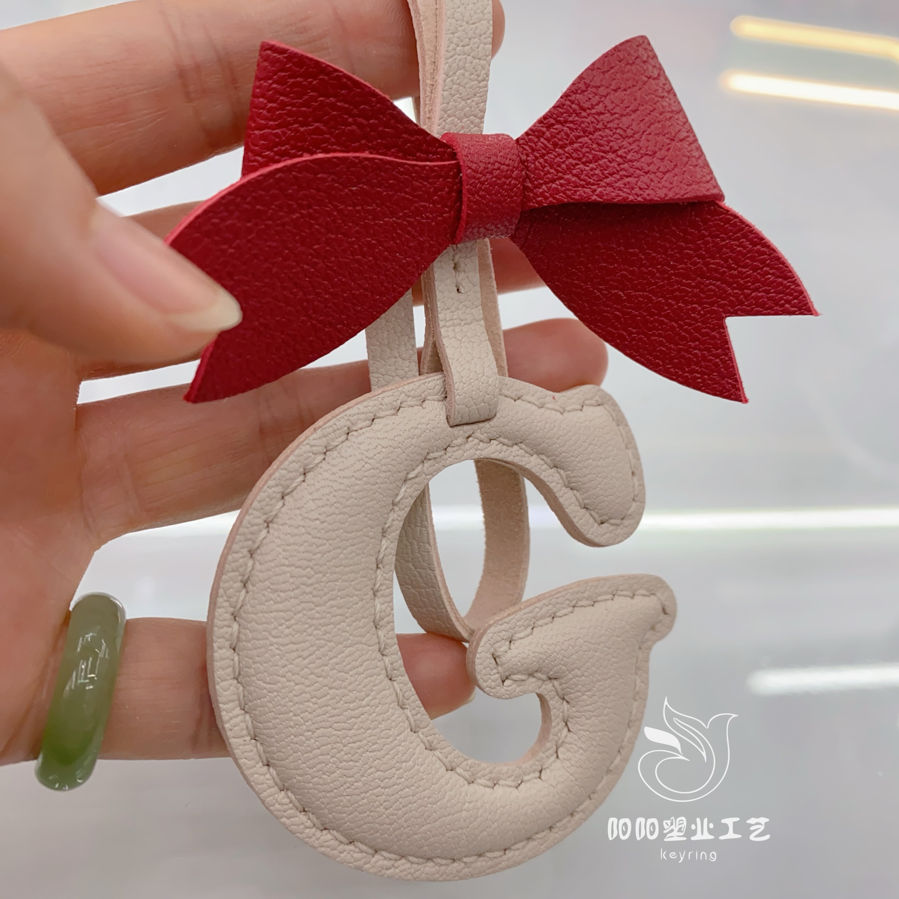Heart-shaped pu leather key chains, car key rings, pendants, fresh and clean decorative accessories, return gifts, English names, custom plush pendants details Picture