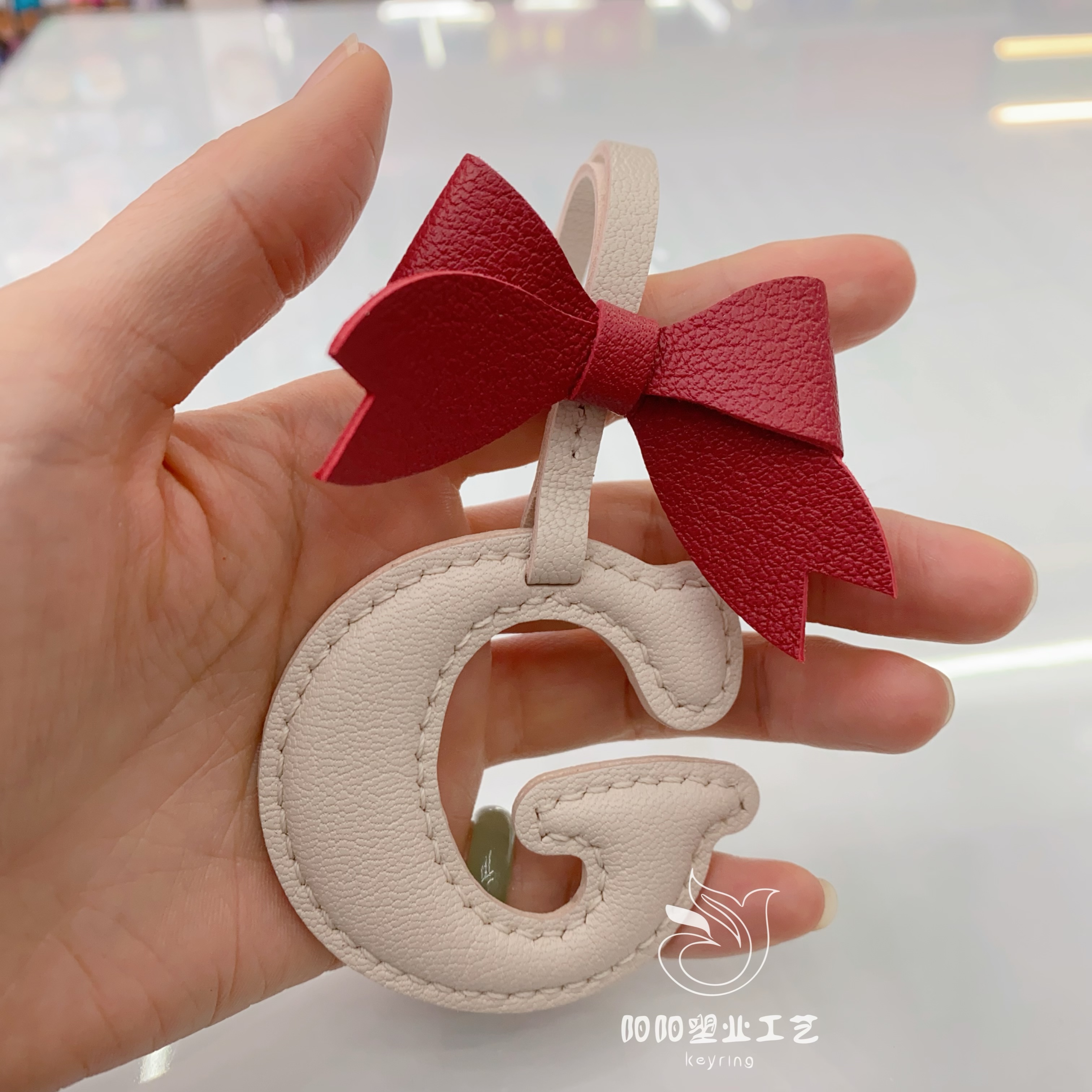 Heart-shaped pu leather key chains, car key rings, pendants, fresh and clean decorative accessories, return gifts, English names, custom plush pendants Specification drawing