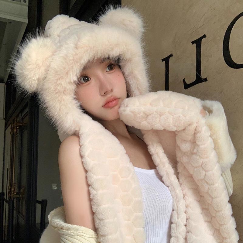 New football bear three-piece set, featuring a hat, autumn and winter scarf and gloves in one. It is warm for cycling, keeps you warm, protects your ears and is thick