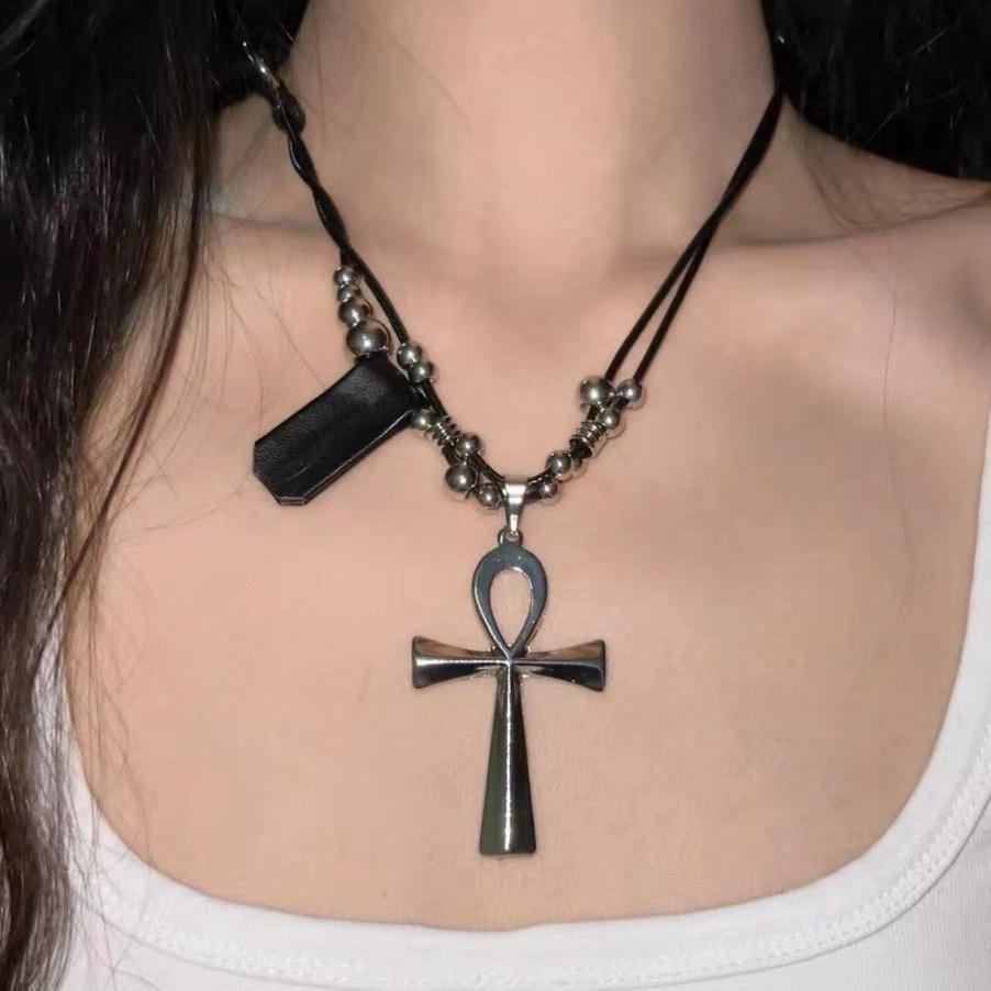 y2k Subculture Punk Heavy Industry Cross Long Necklace Adjustable for both men and women, hip-hop versatile leather rope chain Application Scenario