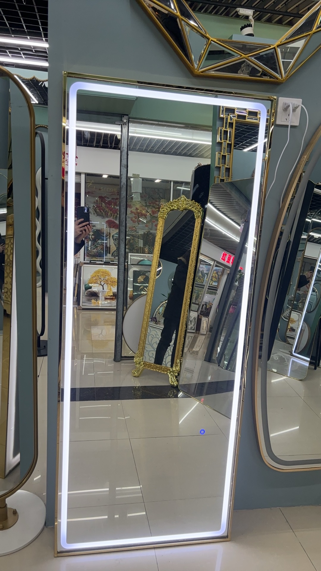 全身落地镜 化妆镜 卧室家具装饰镜 简约现代设计 铝合金不锈钢框 高清智能全身镜产品图