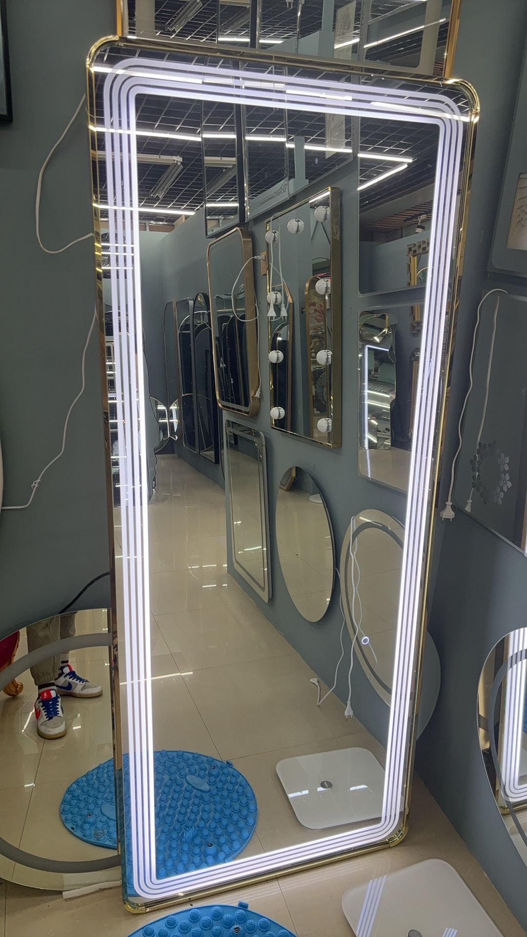 全身落地镜 化妆镜 卧室家具装饰镜 简约现代设计 铝合金不锈钢框 高清智能全身镜细节图