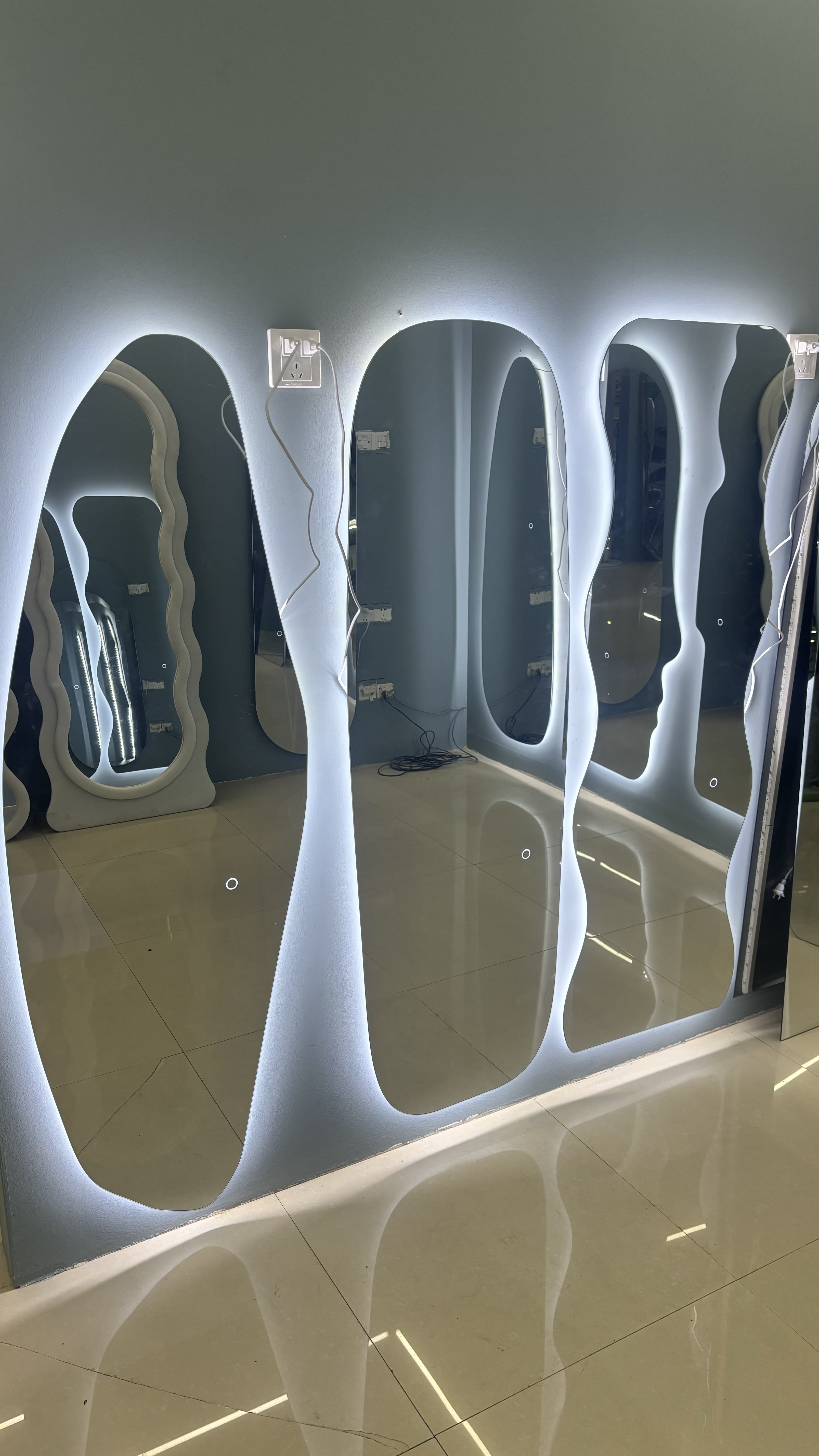 全身落地镜 化妆镜 卧室家具装饰镜 简约现代设计 铝合金不锈钢框 高清智能全身镜白底实物图