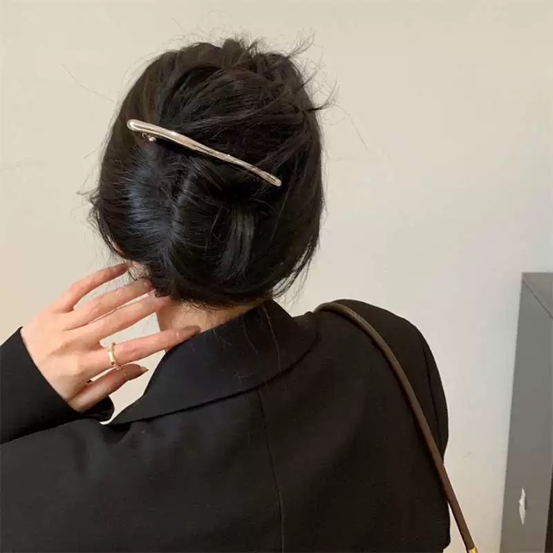 Korean simple metal arc-shaped hairpin spring clip for women, 2025 new style of back head updo one-line clip headwear Application Scenario