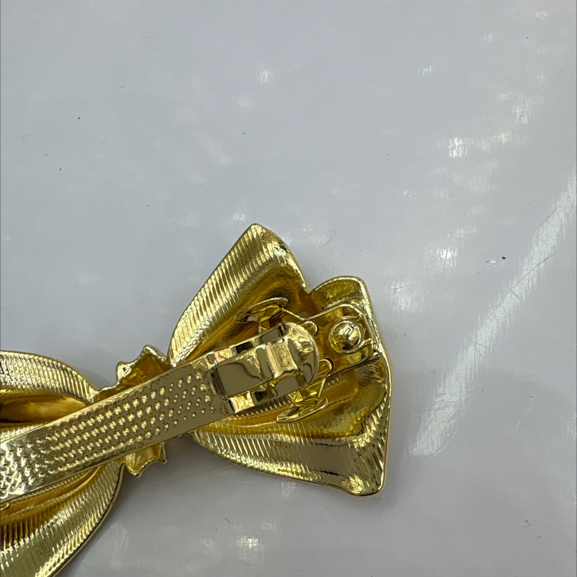 Hairpins are fashionable hair accessories for women Specification image