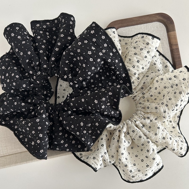 New Spring/Summer 2025 Korean-style fabric floral large intestine hair band, elegant polka dot lockstitch hair tie, stylish and versatile hair accessory hair band Application Scenario