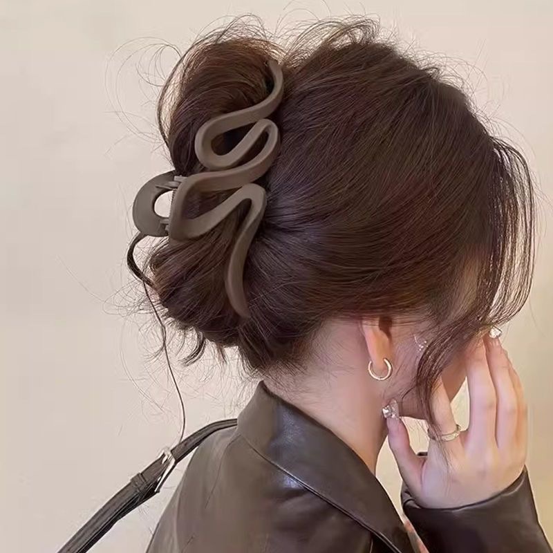 创意饰品地摊热销款 头饰发箍套装 地摊发卡女士时尚潮流配饰咖色磨砂抓夹大号发夹女后脑勺发量多鲨鱼夹子发卡头饰2025年新