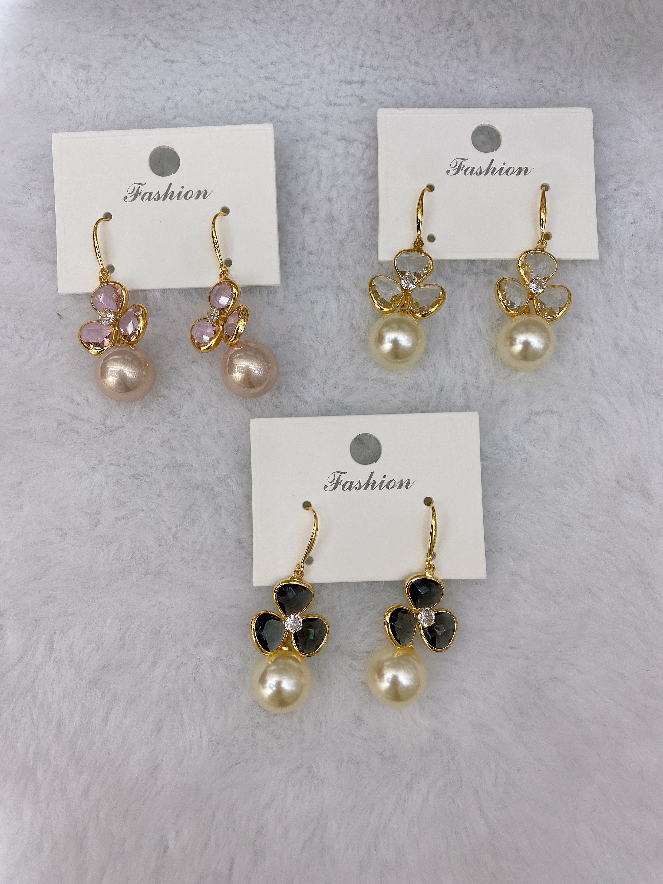 Korean-style exquisite and fashionable little Chanel pearl pendant ear hook earrings, fairy-like artistic and retro long earrings Korean-style exquisite and fashionable little Chanel pearl pendant ear hook earrings, fairy-like artistic and retro long earrings