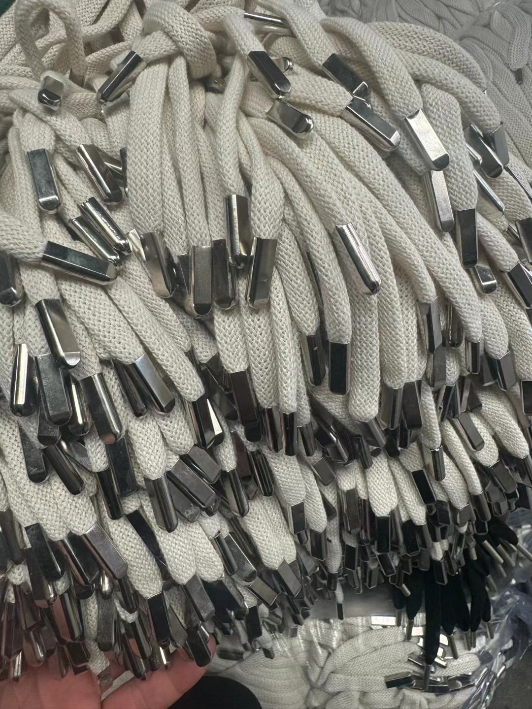 服装辅料绳子厂批发新款涤棉编织绳裤腰绳帽绳抽绳皮标装白底实物图