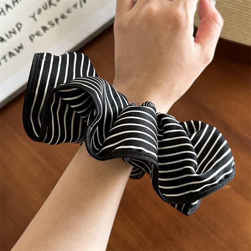 2025 High-end black and white striped large satin large intestine hair band women's fashionable ponytail hair band headwear Application Scenario