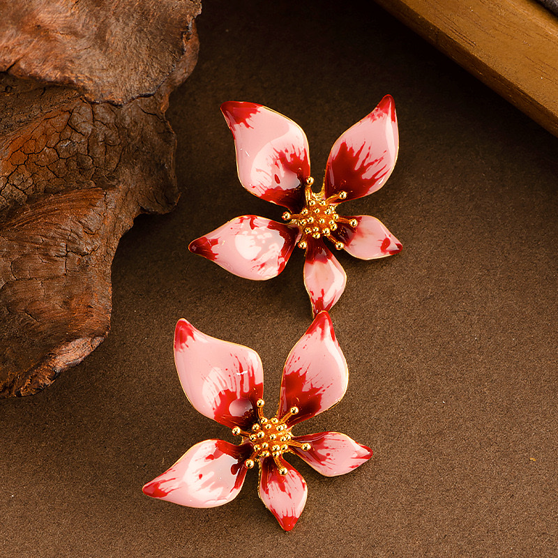 French-style delicate chanel-style oil drop painting five-petal flower stud earrings, a retro and high-end feminine artistic silver needle earrings