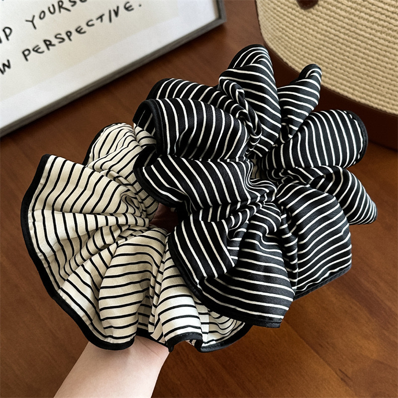 2025款高级感黑白条纹大号缎面大肠发圈女式时尚扎发马尾发圈头饰