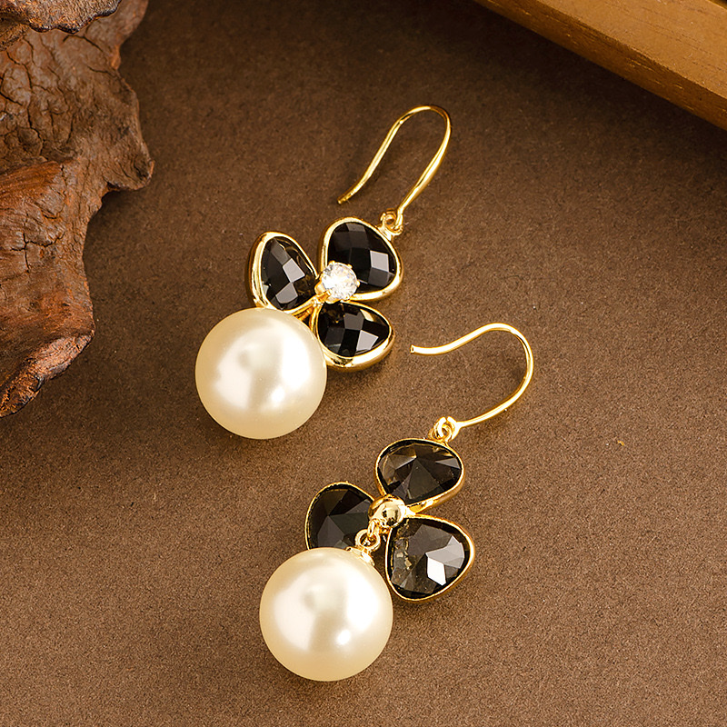 Korean-style exquisite and fashionable little Chanel pearl pendant ear hook earrings, fairy-like artistic and retro long earrings detail image 2