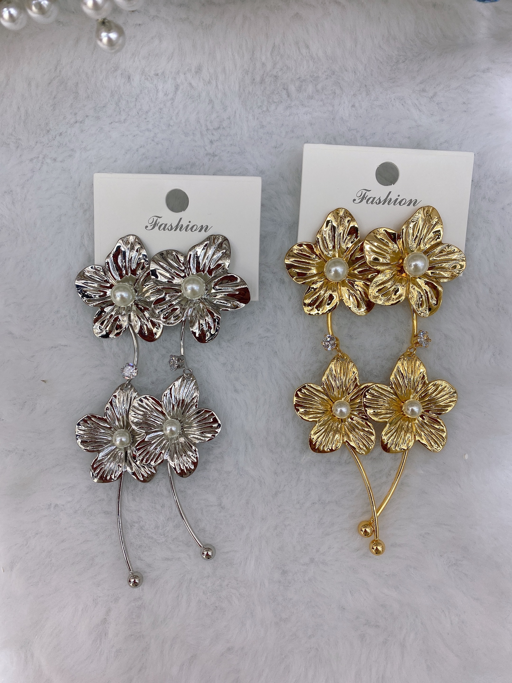 European and American cross-border fashion exaggerated and cold style pearl flower tassel earrings, elegant long and high-end silver needle earrings, original design decorative items