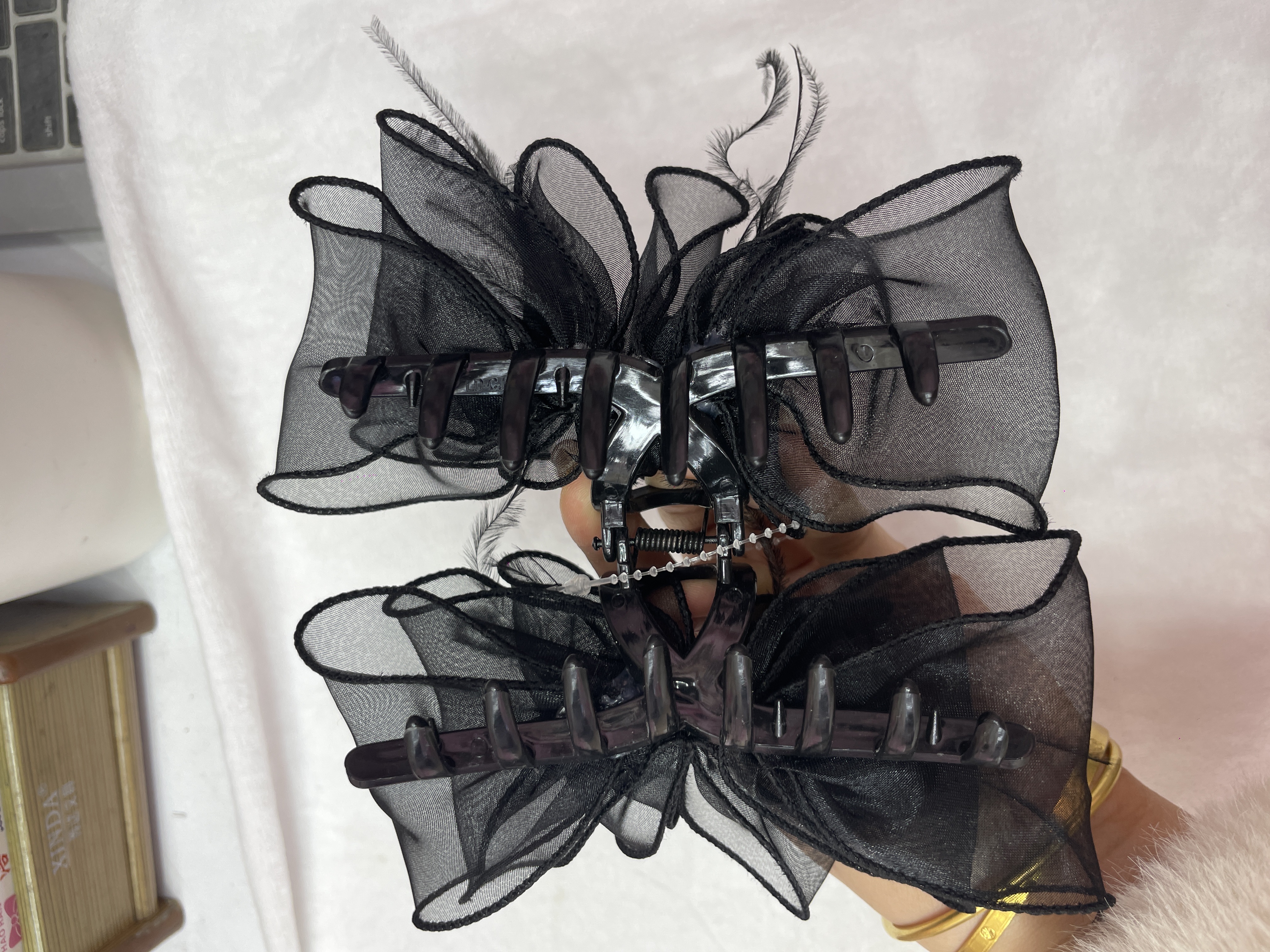 Bosiya 2025 New Feather Grabber Women's mesh hair clip, shark clip at the back of the head, volumizing and increasing hair volume headwear, hair band headwear accessory Application Scenario