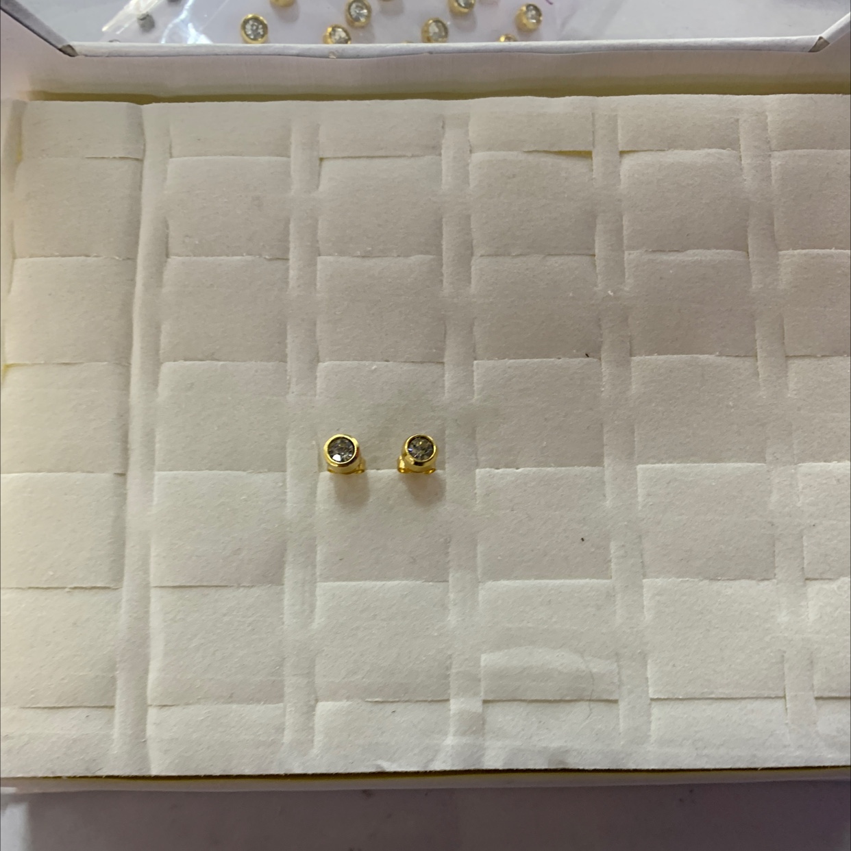 程洁不锈钢材质耳环带一颗钻款式新颖气质大气上档次韩版耳钉详情图4