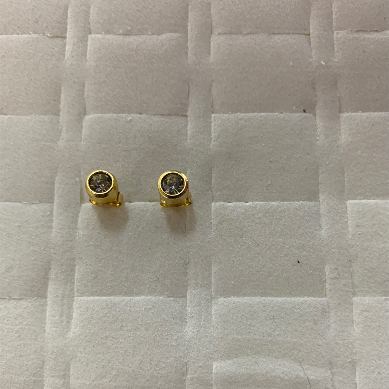 程洁不锈钢材质耳环带一颗钻款式新颖气质大气上档次韩版耳钉