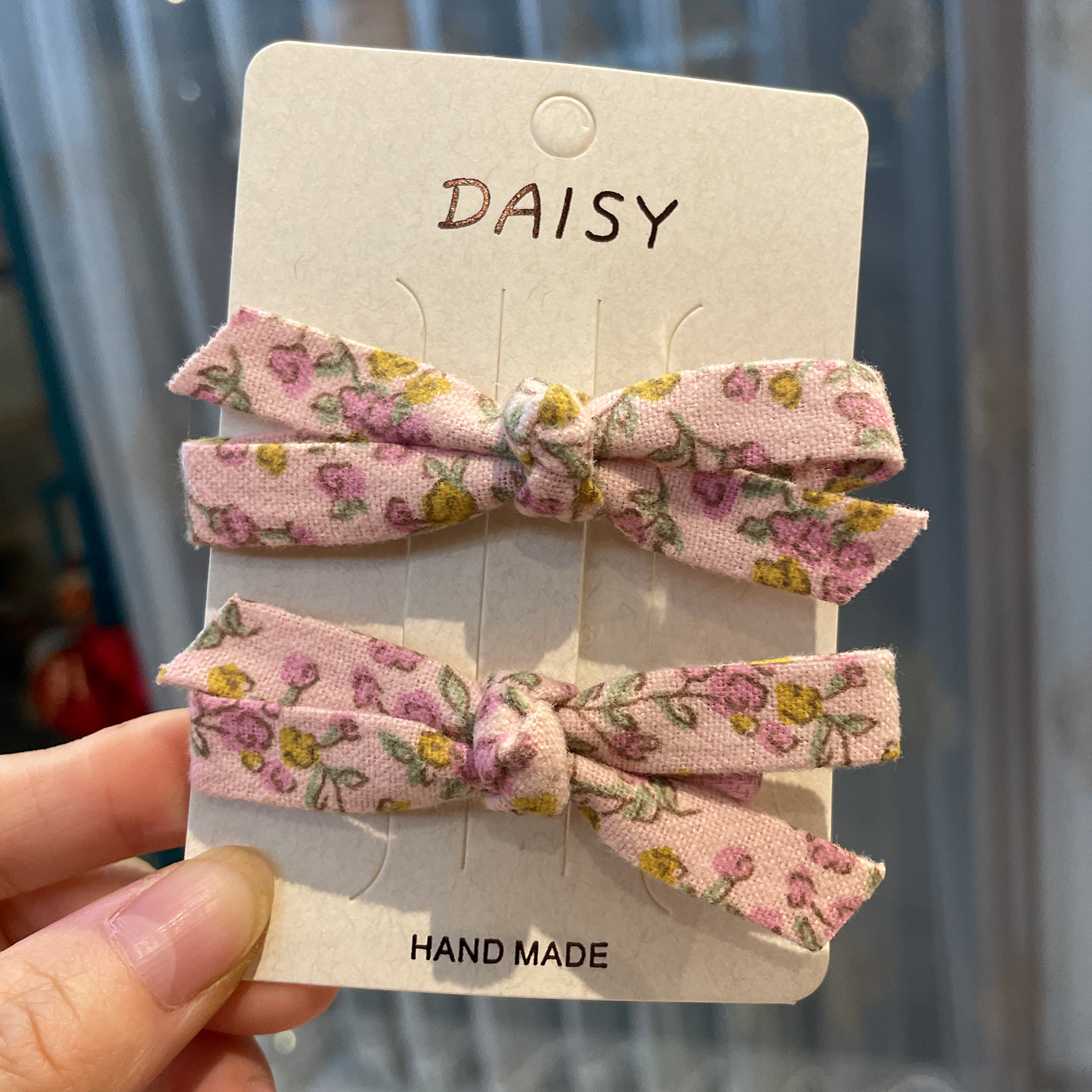 The small floral fabric bow tie and hair clip are so cute for children in summer detail image 3