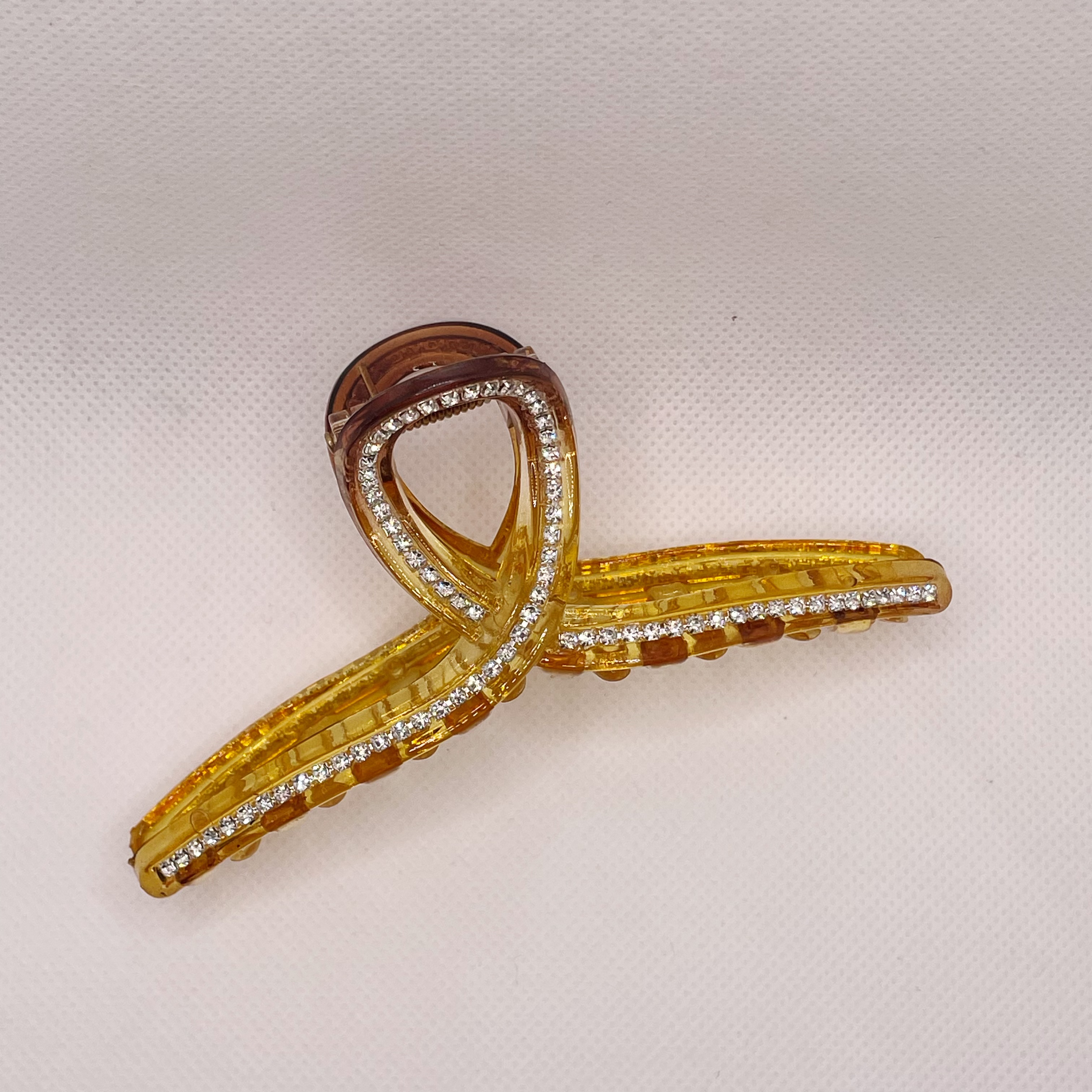 Loslie: A semi-transparent, simple and basic, versatile hair clip for autumn and winter detail image 4