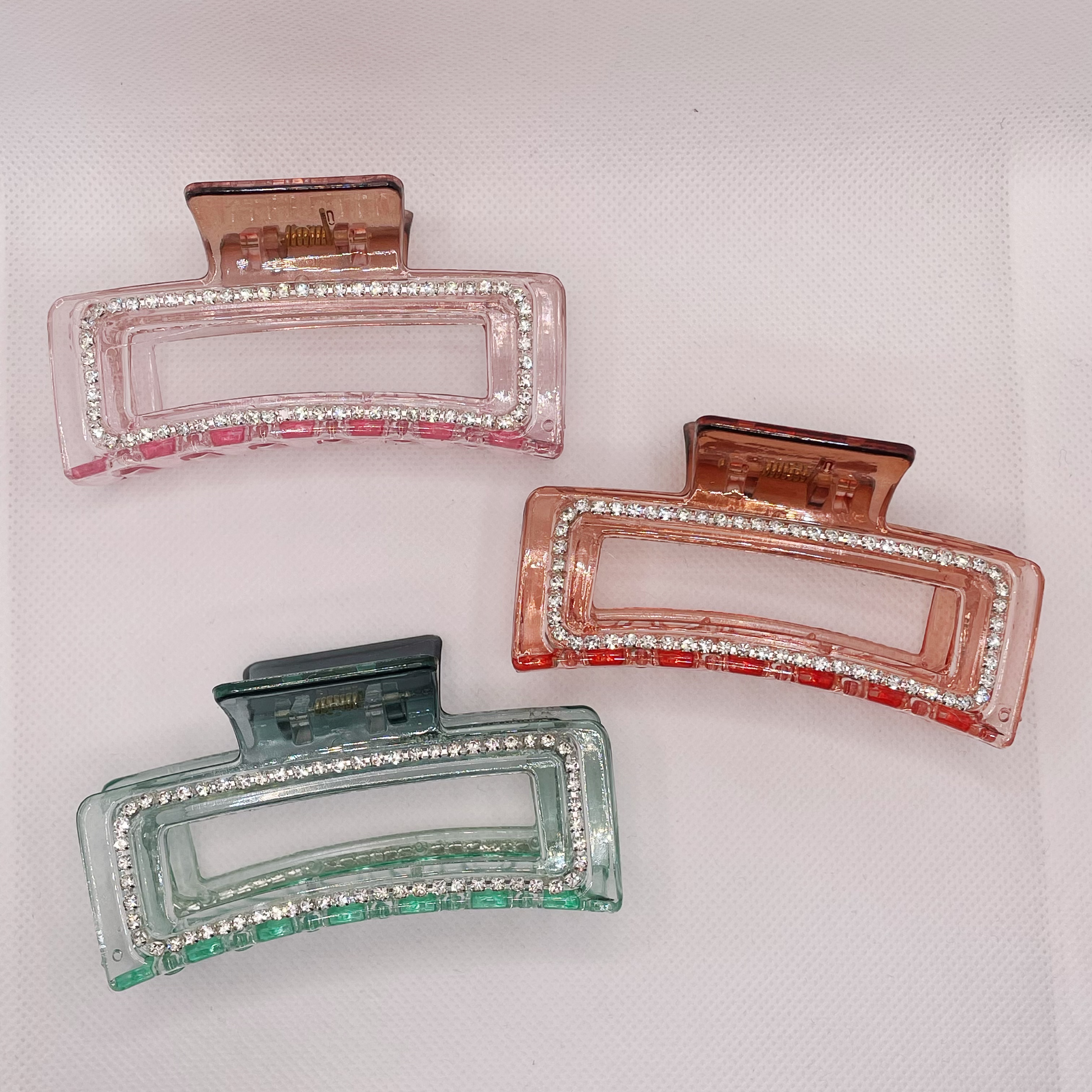 Korean imported square grabber, a niche and non-identical style ~ Retro and elegant, diamond-encrusted French amber clean plate hair accessory hairpin Application Scenario