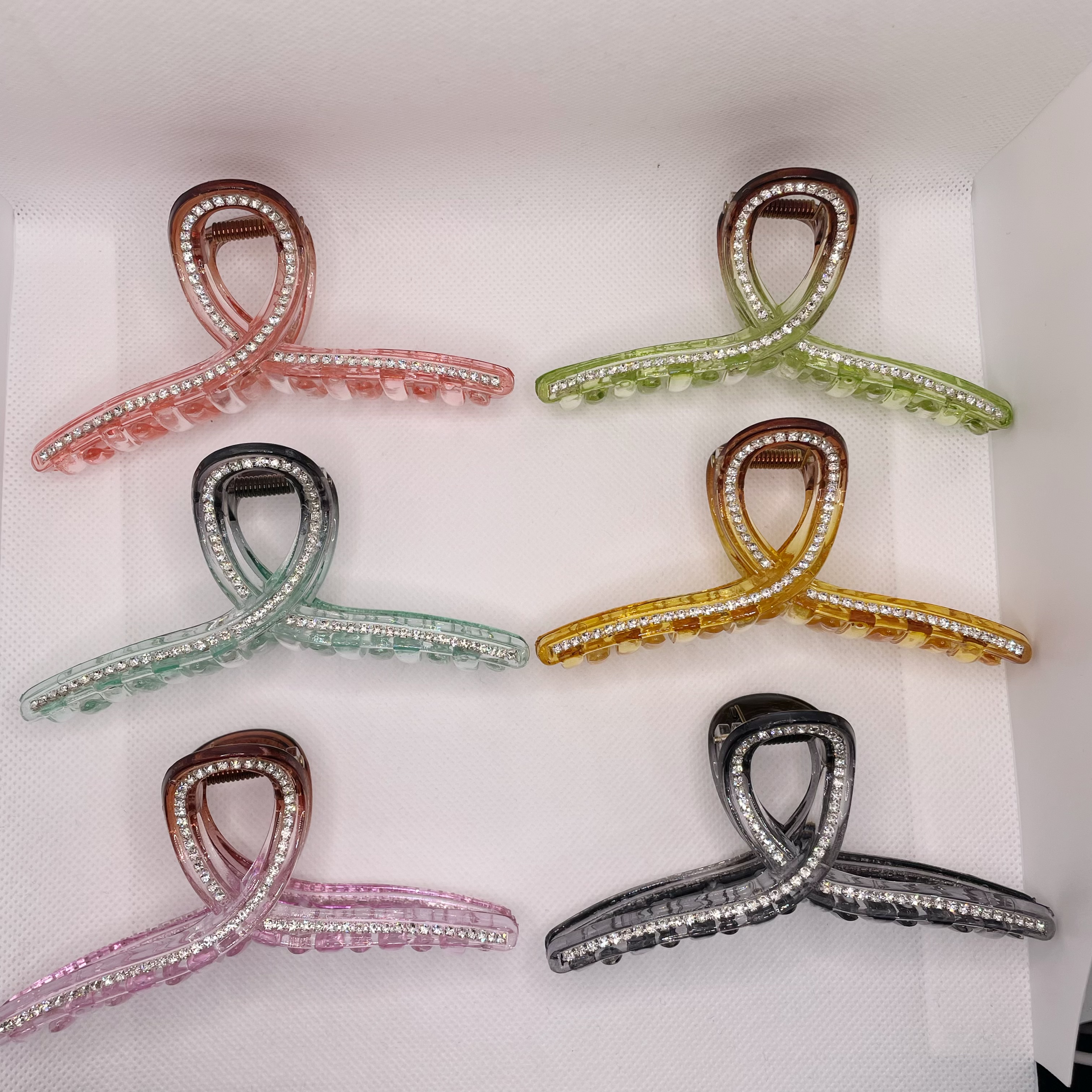 Loslie: A semi-transparent, simple and basic, versatile hair clip for autumn and winter