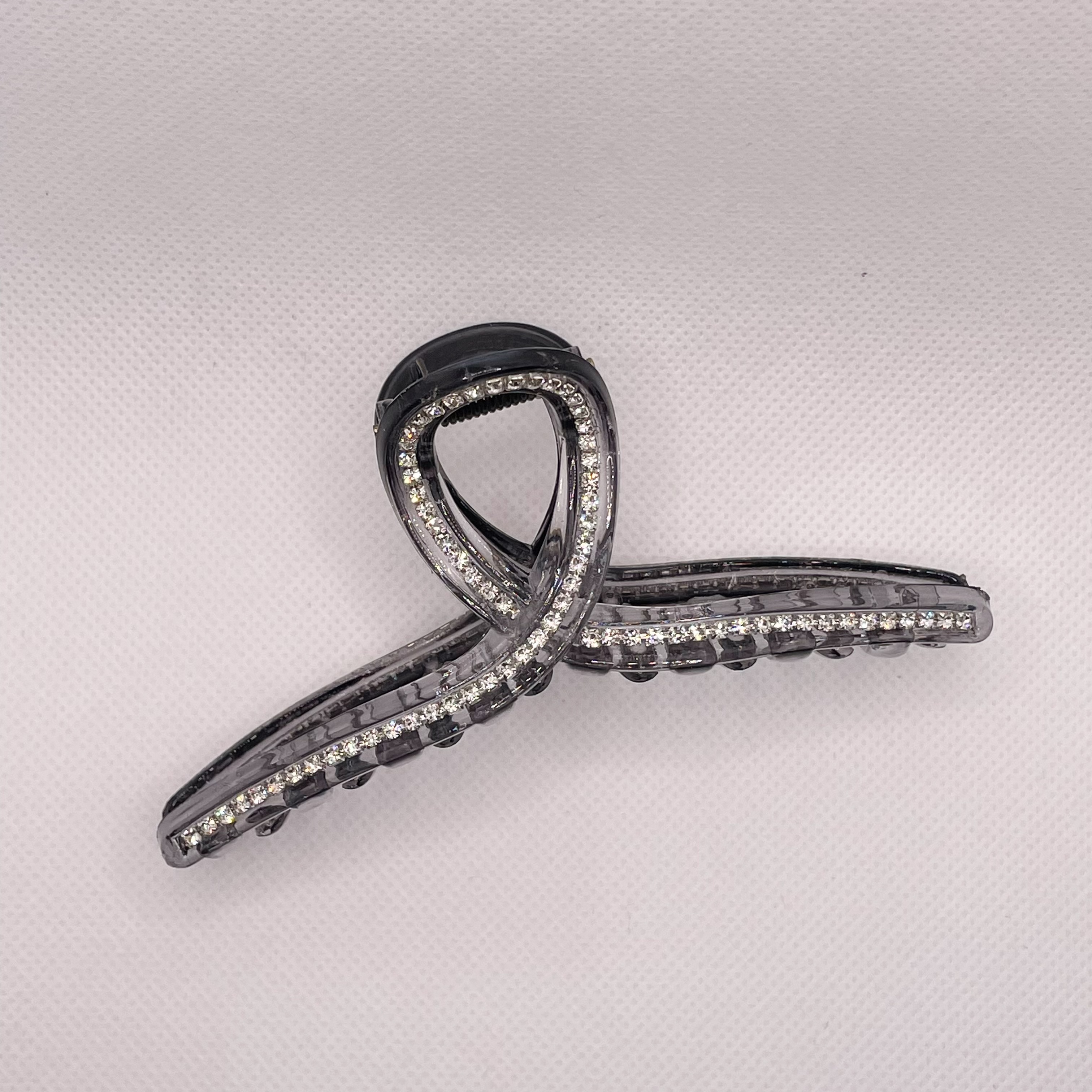 Loslie: A semi-transparent, simple and basic, versatile hair clip for autumn and winter detail image 5