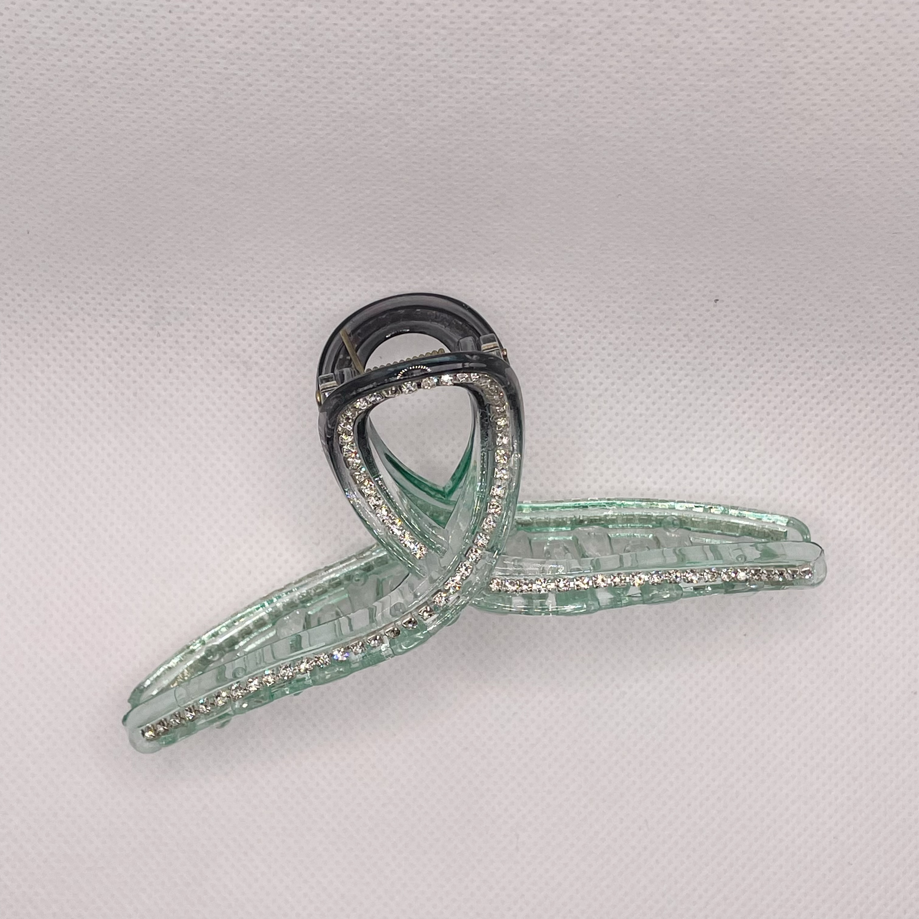 Loslie: A semi-transparent, simple and basic, versatile hair clip for autumn and winter detail image 6