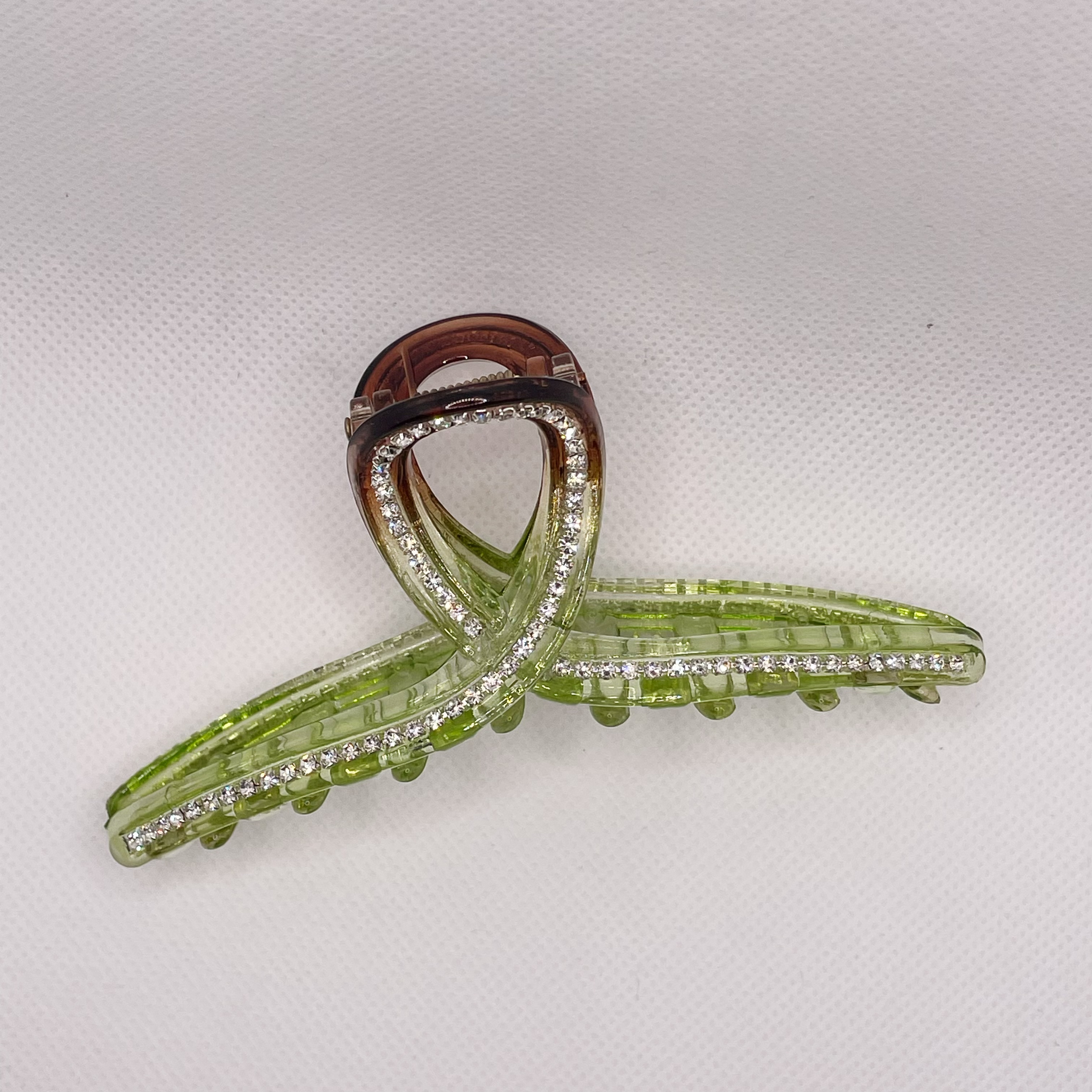 Loslie: A semi-transparent, simple and basic, versatile hair clip for autumn and winter Application Scenario