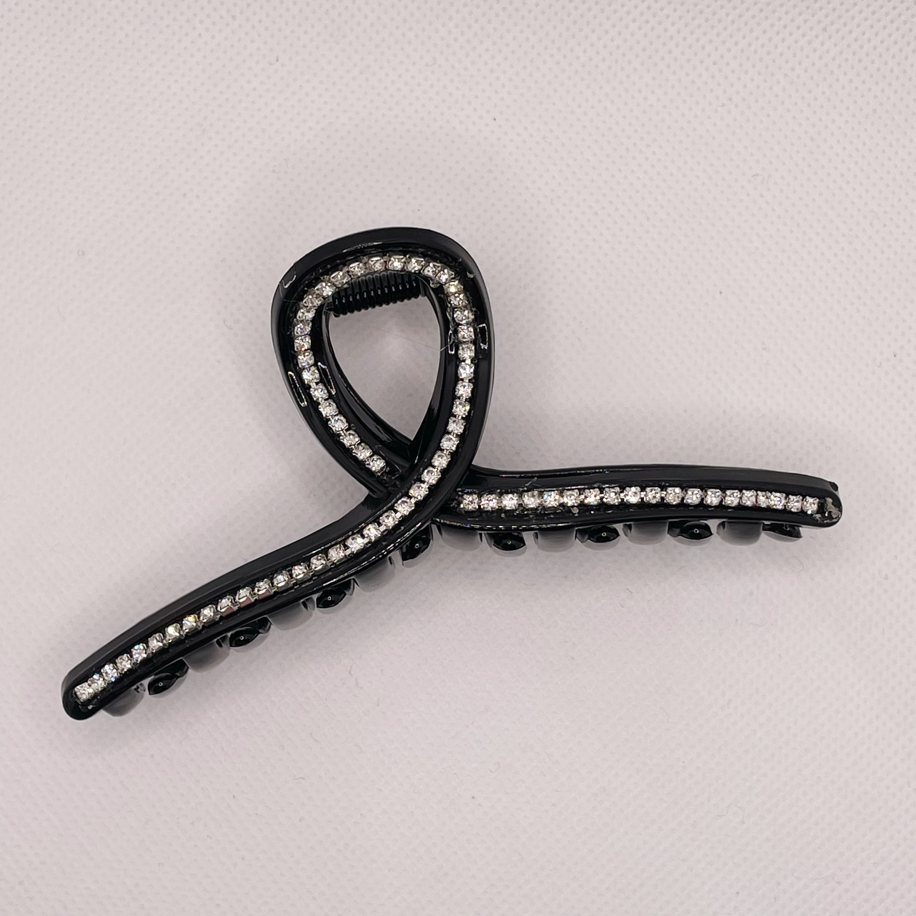 The PC hairpin clip with a high-end feel, diamond-encrusted grab clip, large hairpin, simple hair accessory, shark clip hairpin at the back of the head Application Scenario