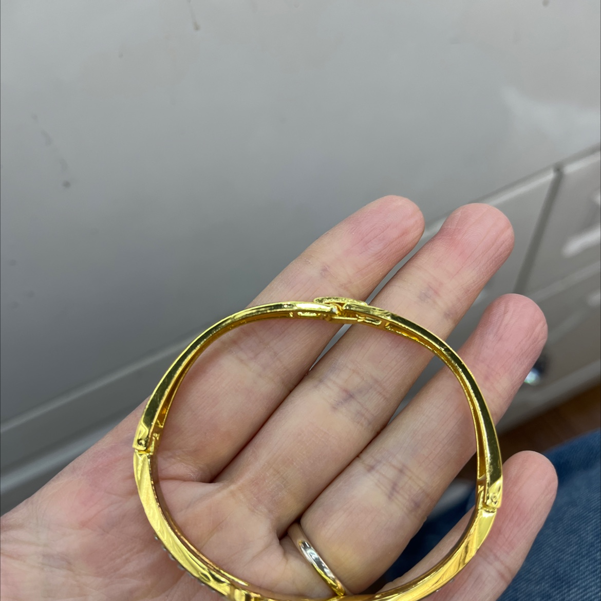 Irregular design of women's bracelet, a fashionable and trendy bracelet accessory in the style of a socialite details Picture