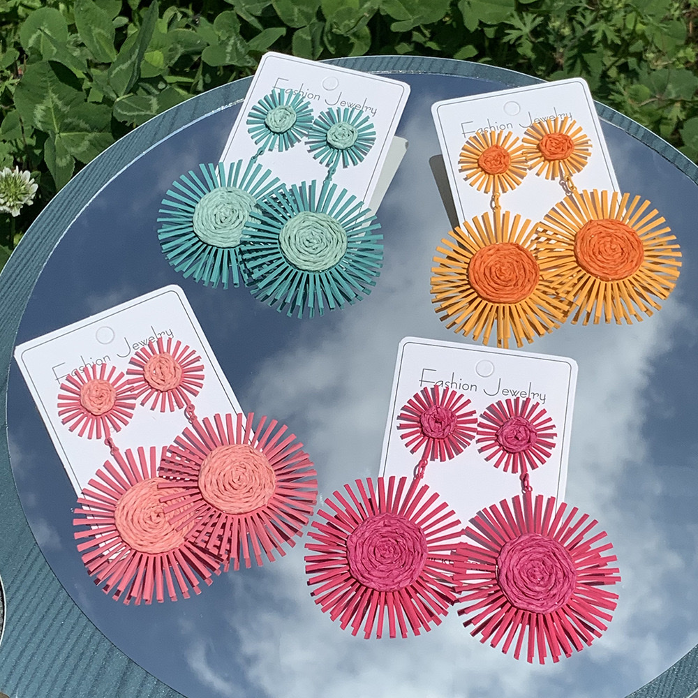 Korean retro design style raffia grass woven ball earrings, individual and exaggerated earrings, trendy color earrings Application Scenario