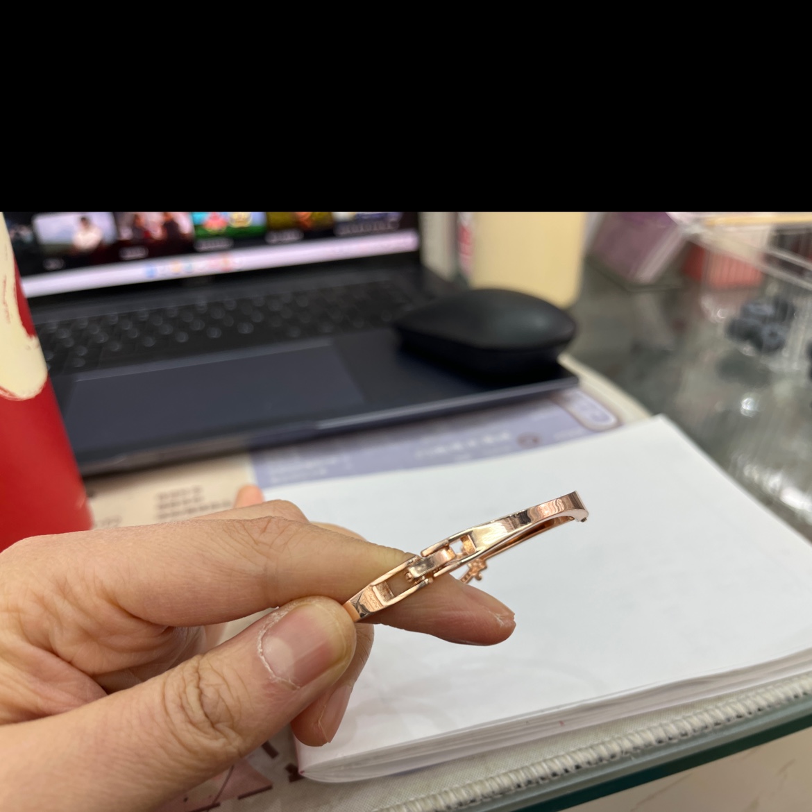 Irregular design of women's bracelet, a fashionable and trendy bracelet accessory in the style of a socialite Specification image