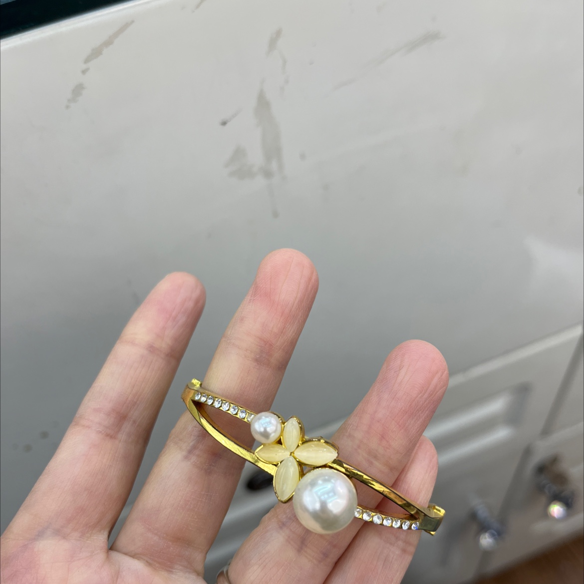 Irregular design of women's bracelet, a fashionable and trendy bracelet accessory in the style of a socialite