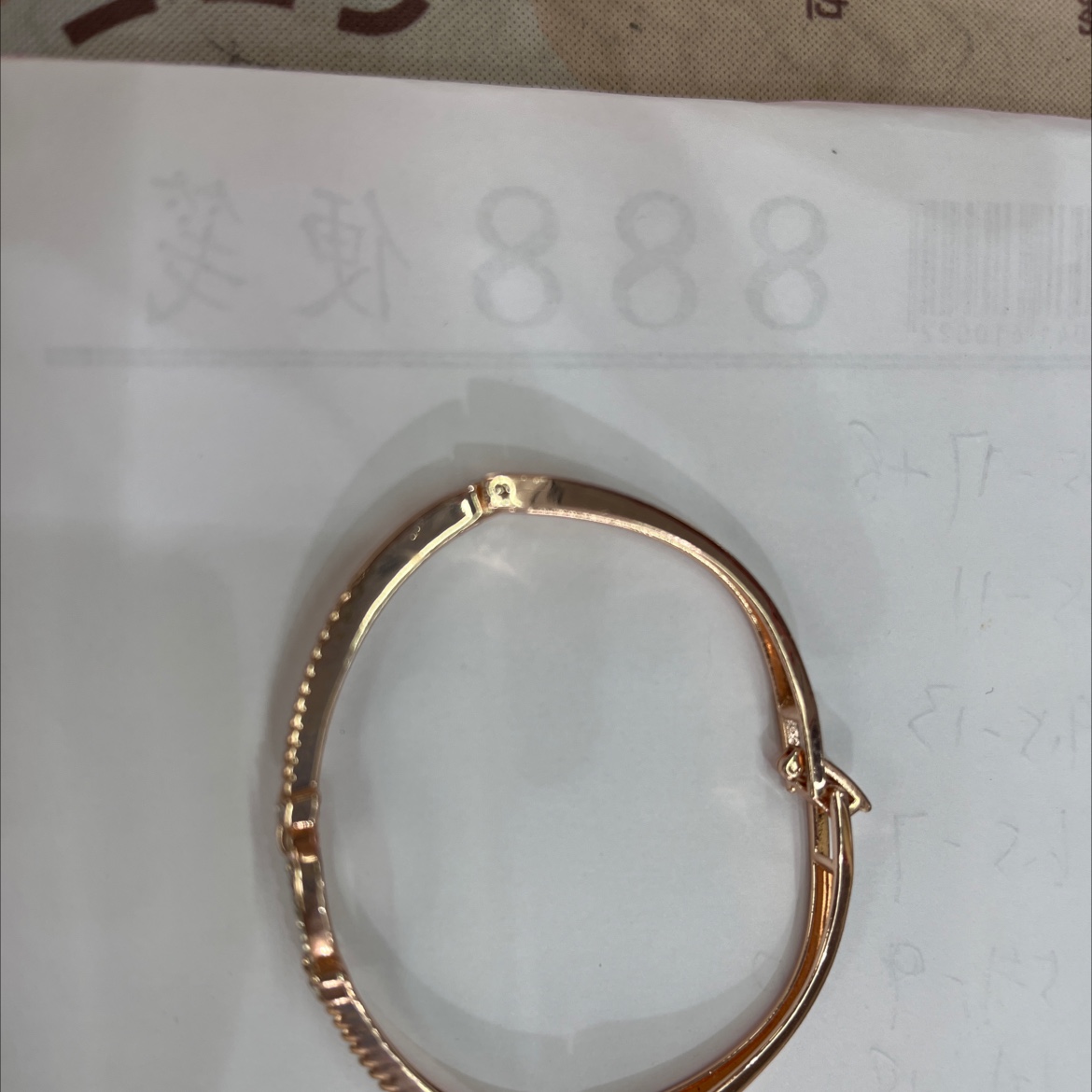 Irregular design of women's bracelet, a fashionable and trendy bracelet accessory in the style of a socialite details Picture