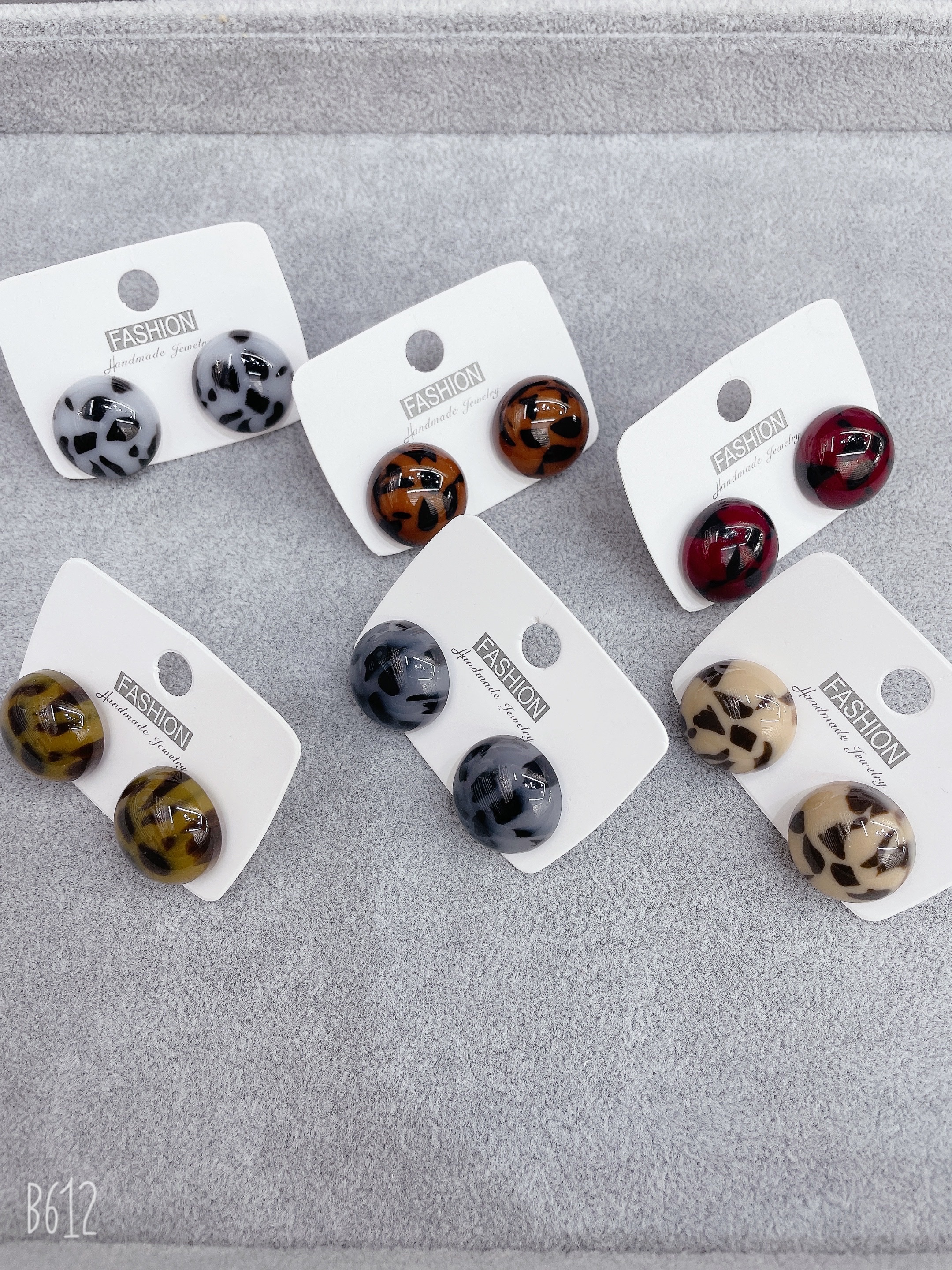 Maillard retro leopard print round bead earrings for women, light luxury and high-end fashion earrings, cold style, small and exquisite earrings detail image 3