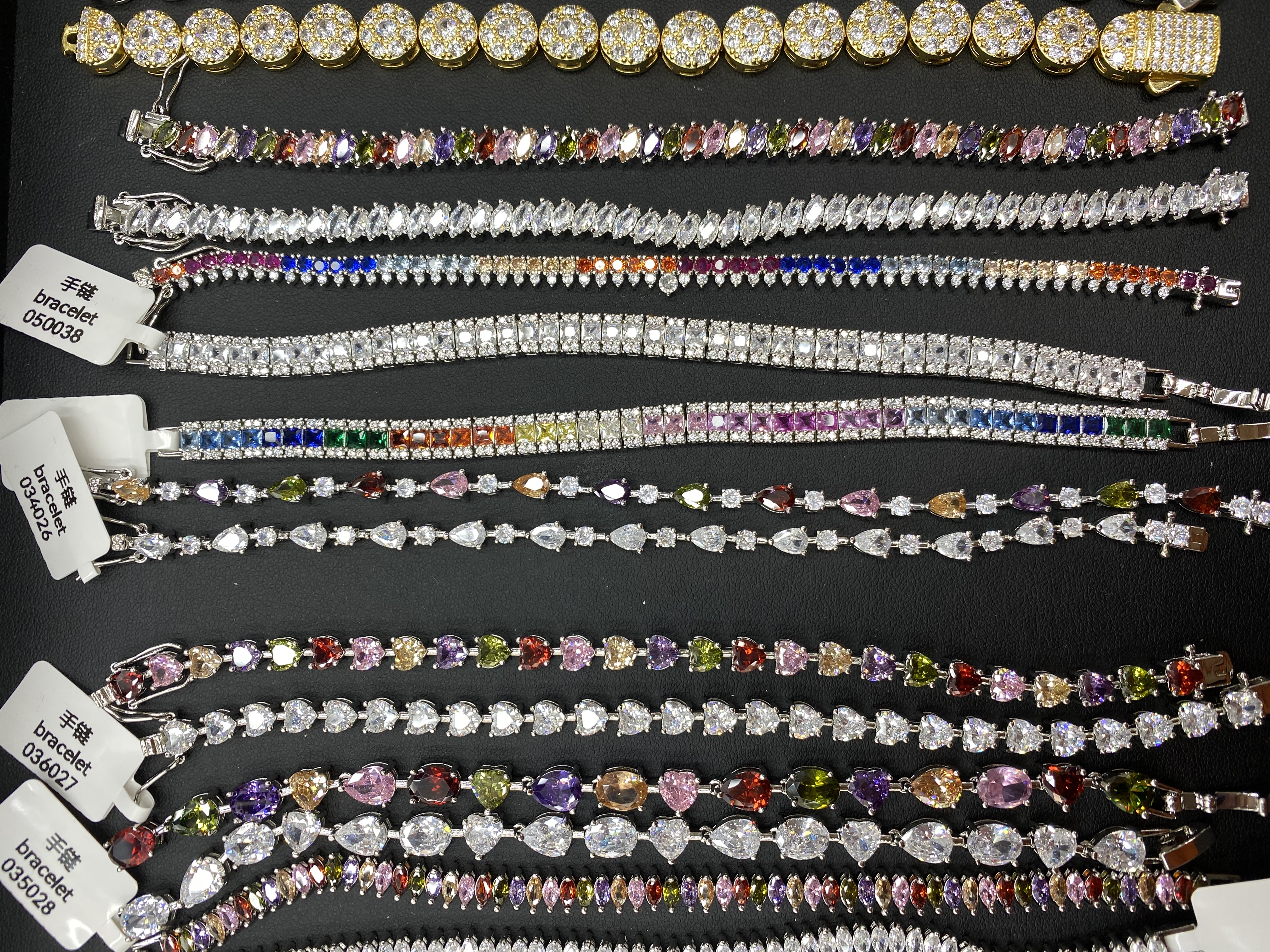 Copper-inlaid zircon is a popular and fashionable item for both domestic and international sales. It is a 2025 new model and a bestseller for live streaming on TK