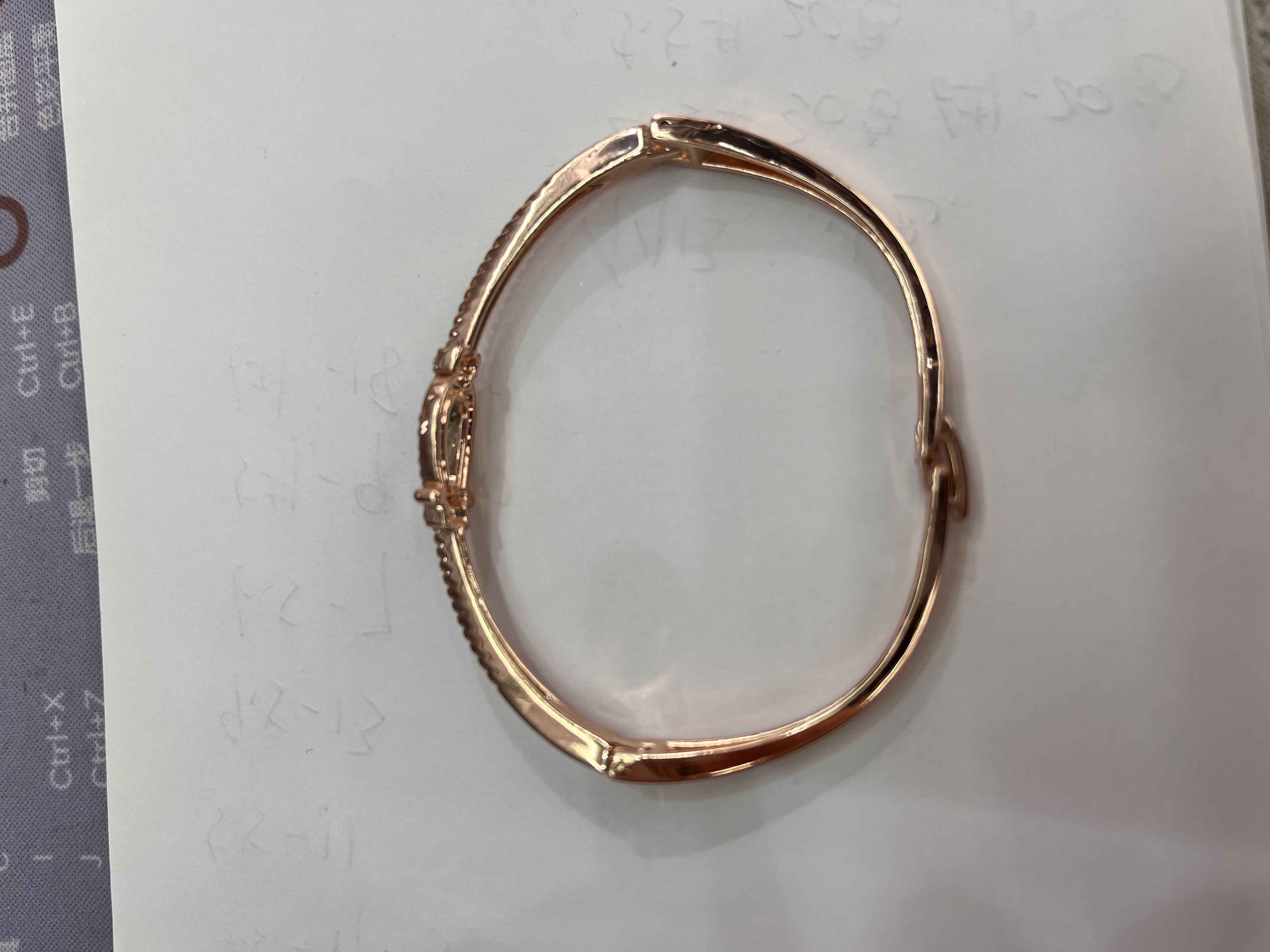 This is a unique and irregular design bracelet in the style of a lady. It is a fashionable accessory and a new style bracelet detail image 4