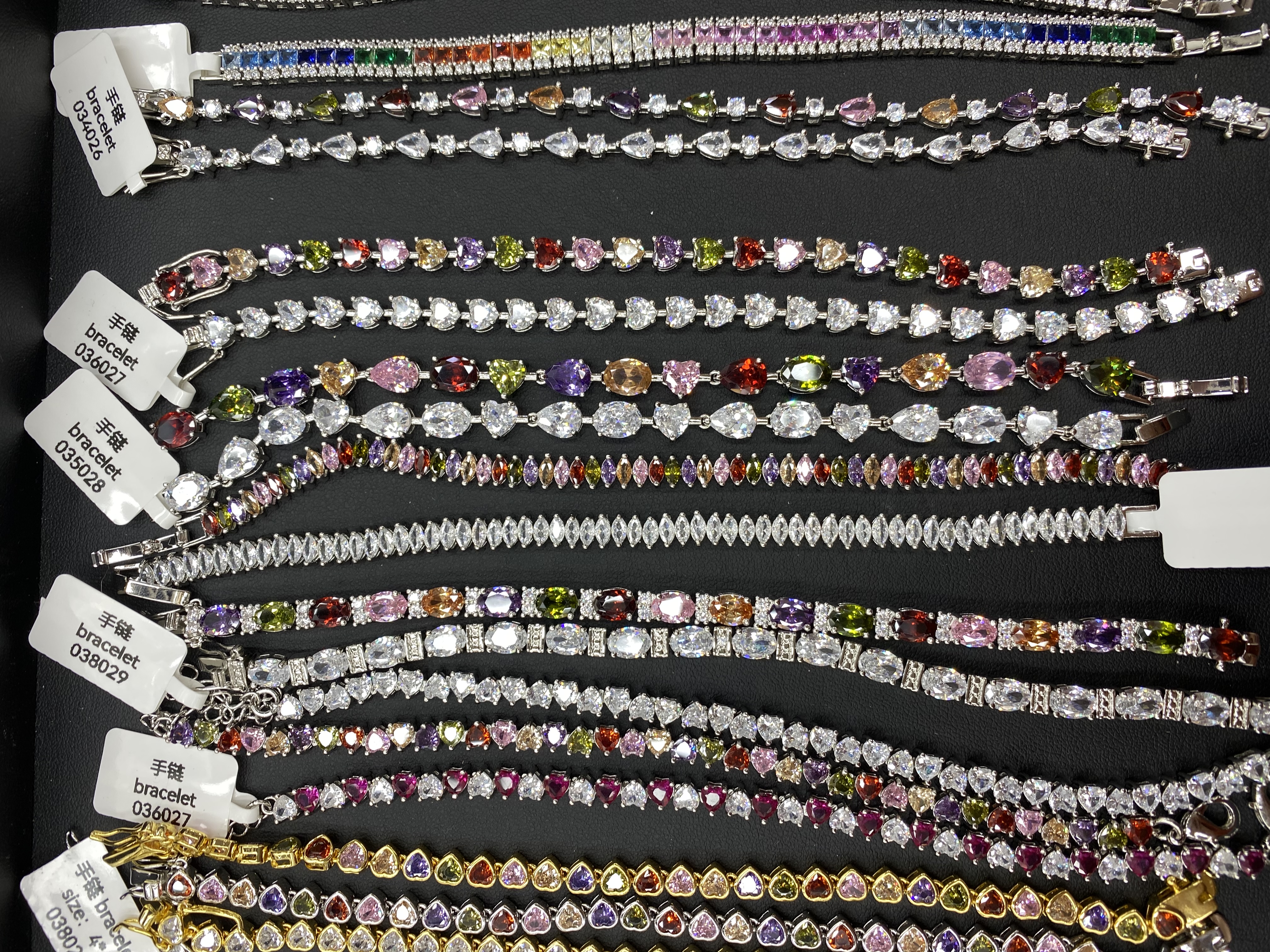 Copper-inlaid zircon is a popular and fashionable item for both domestic and international sales. It is a 2025 new model and a bestseller for live streaming on TK Application Scenario