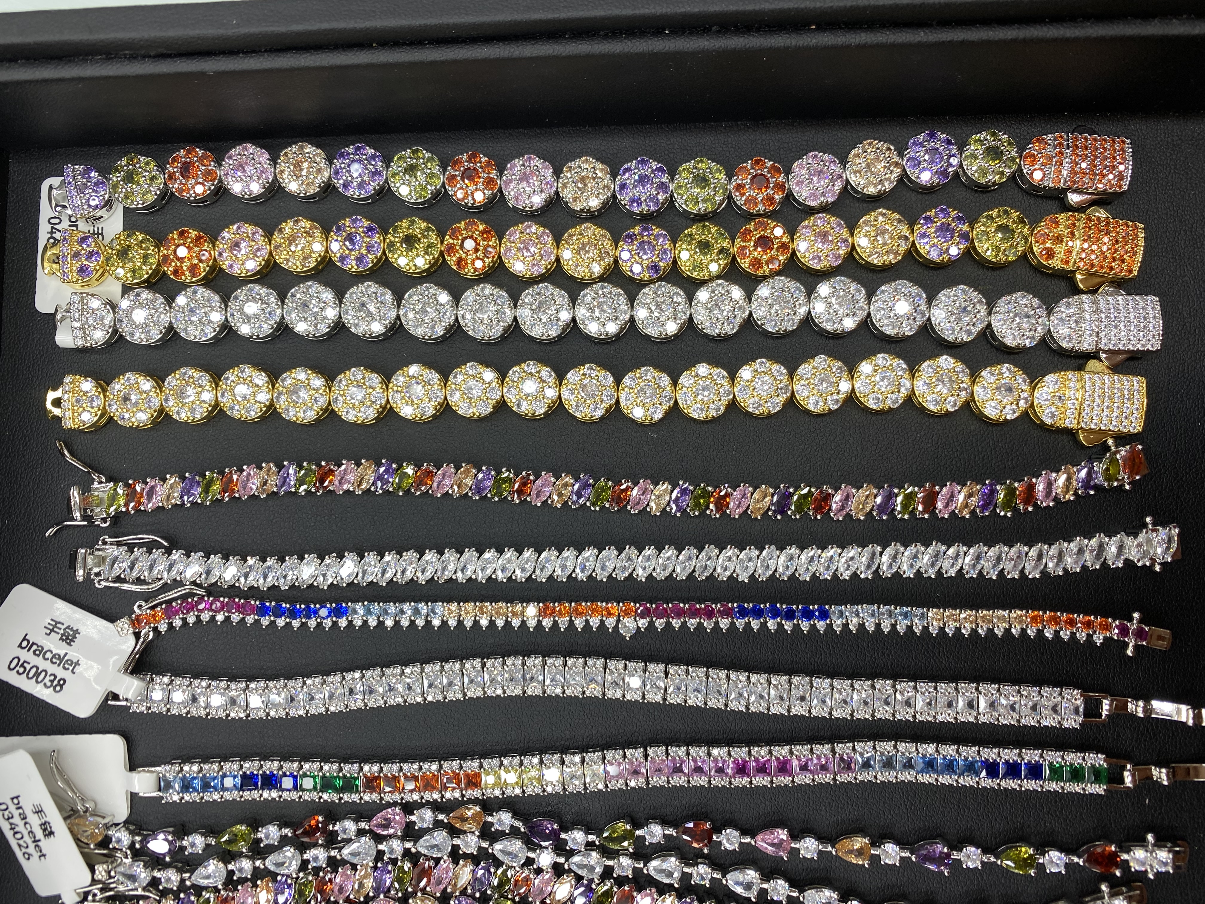 Copper-inlaid zircon is a popular and fashionable item for both domestic and international sales. It is a 2025 new model and a bestseller for live streaming on TK details Picture