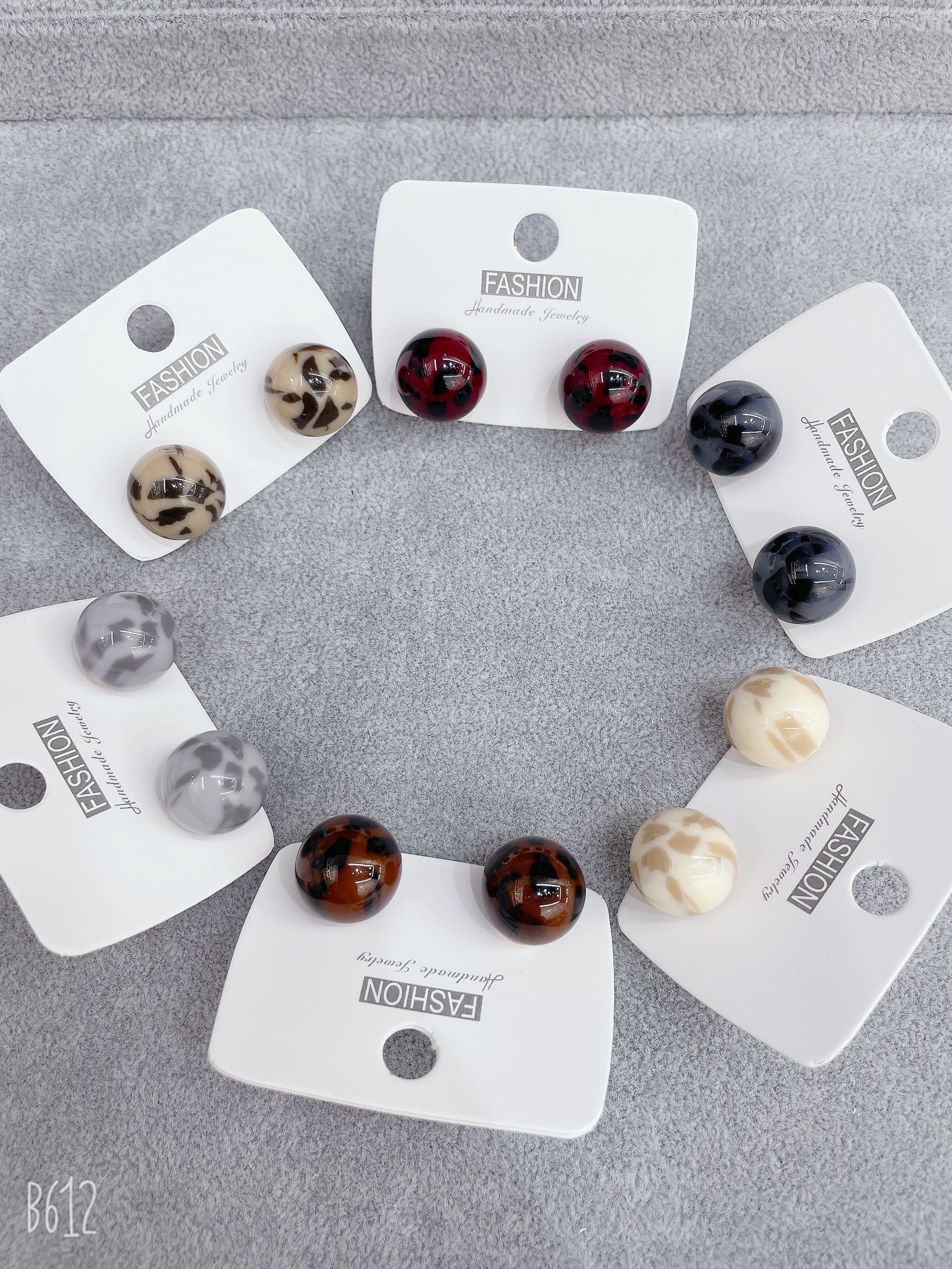 Maillard retro leopard print round bead earrings for women, light luxury and high-end fashion earrings, cold style, small and exquisite earrings Item Picture