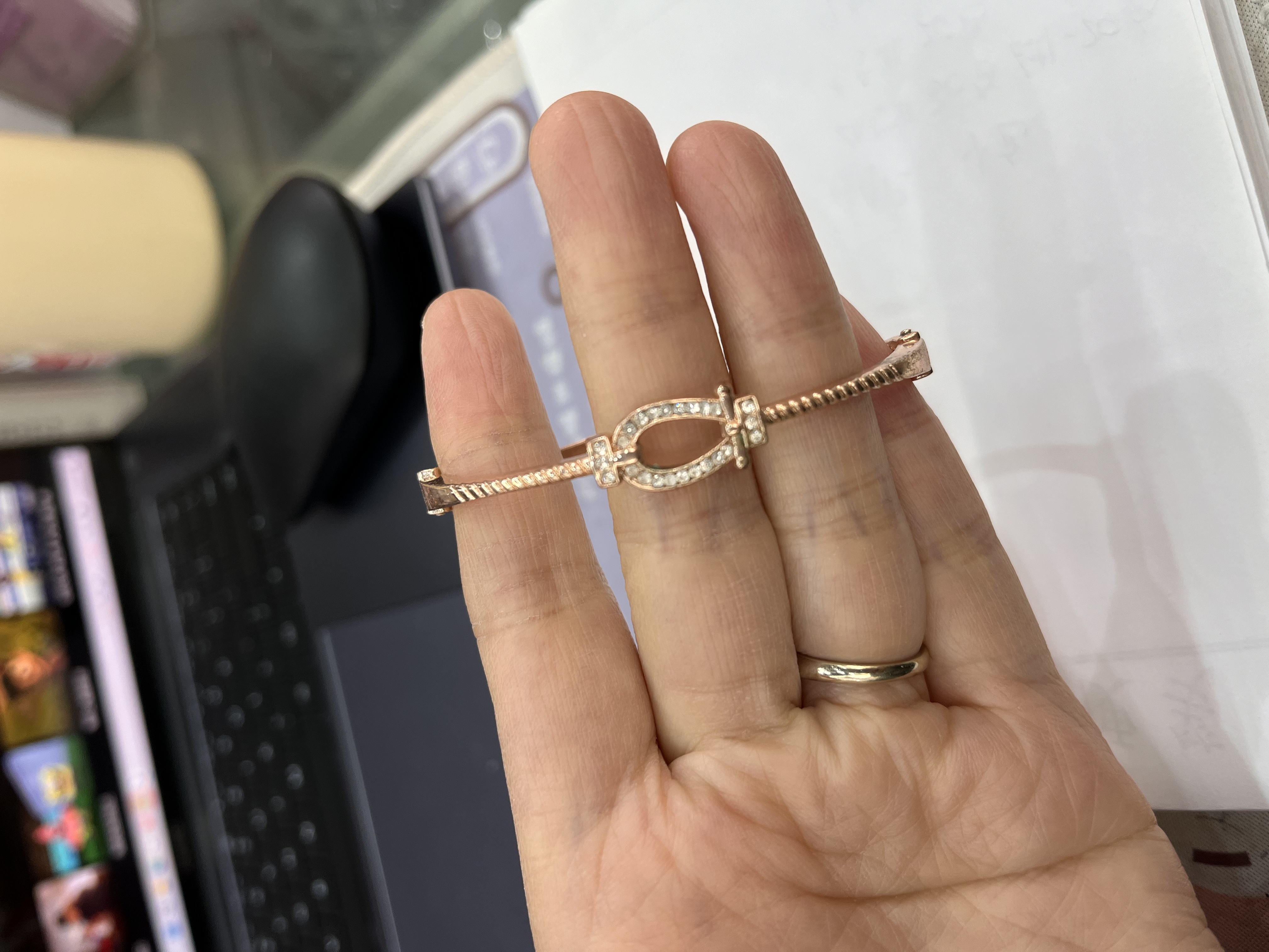 This is a unique and irregular design bracelet in the style of a lady. It is a fashionable accessory and a new style bracelet detail image 3
