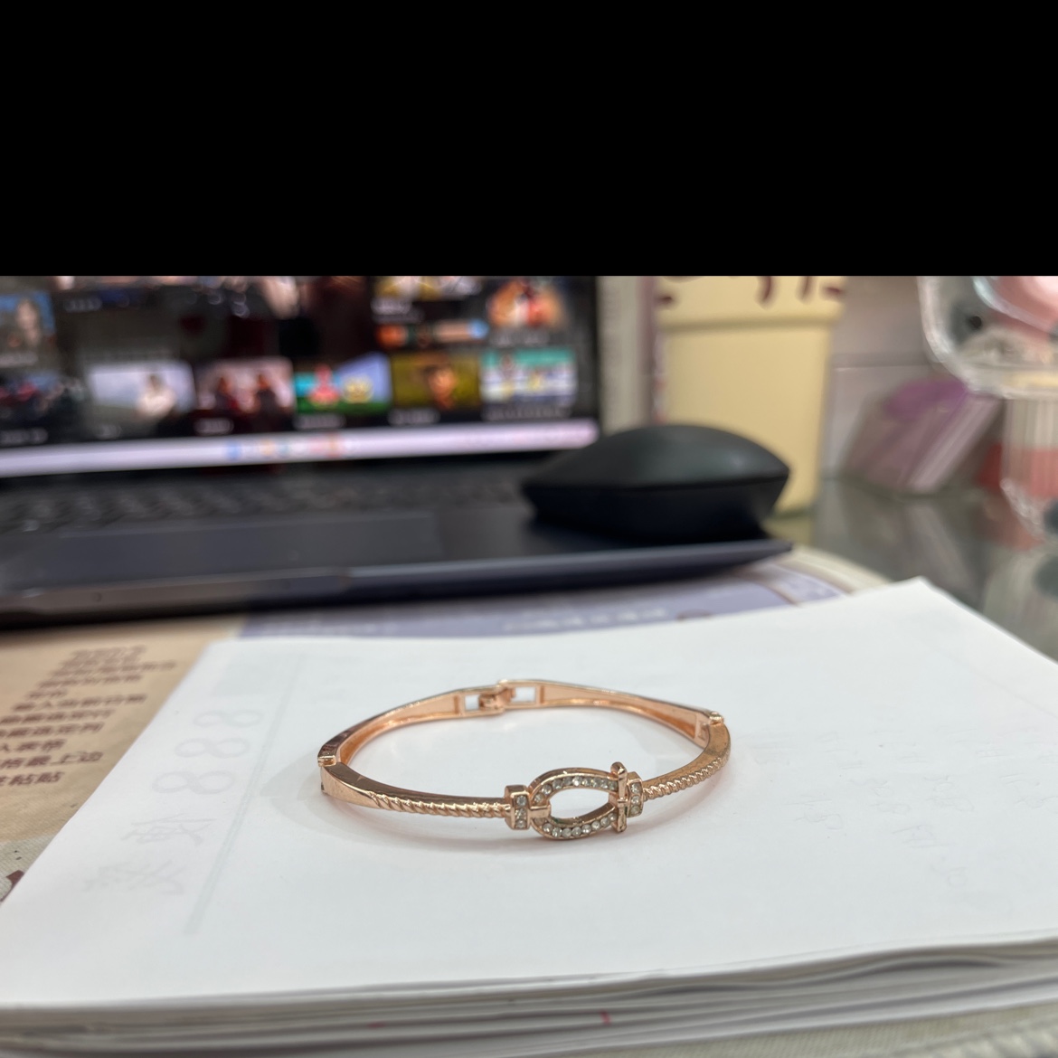 Irregular design of women's bracelet, a fashionable and trendy bracelet accessory in the style of a socialite