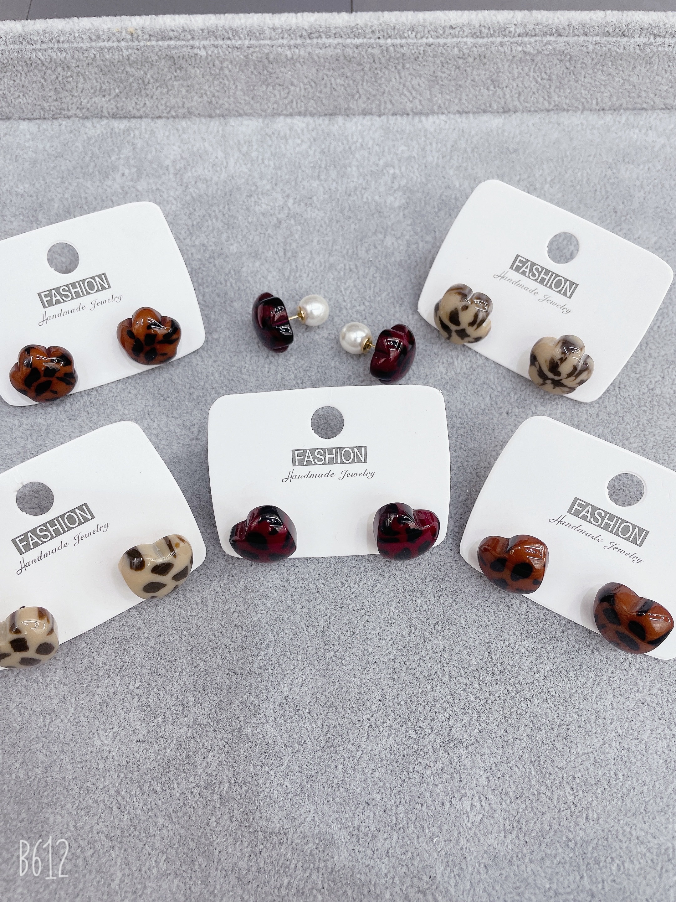 Maillard retro leopard print round bead earrings for women, light luxury and high-end fashion earrings, cold style, small and exquisite earrings Application Scenario