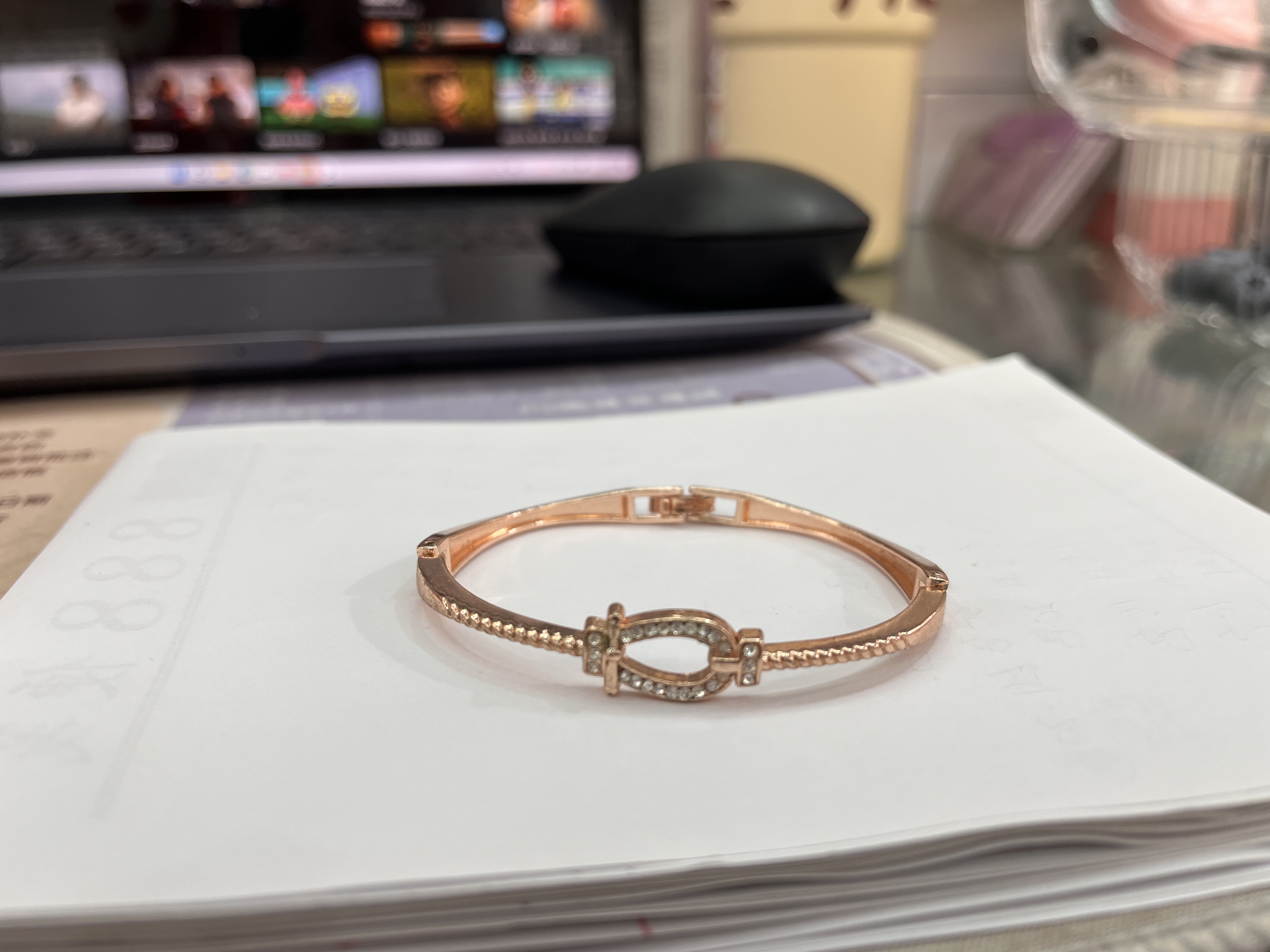 This is a unique and irregular design bracelet in the style of a lady. It is a fashionable accessory and a new style bracelet detail image 5