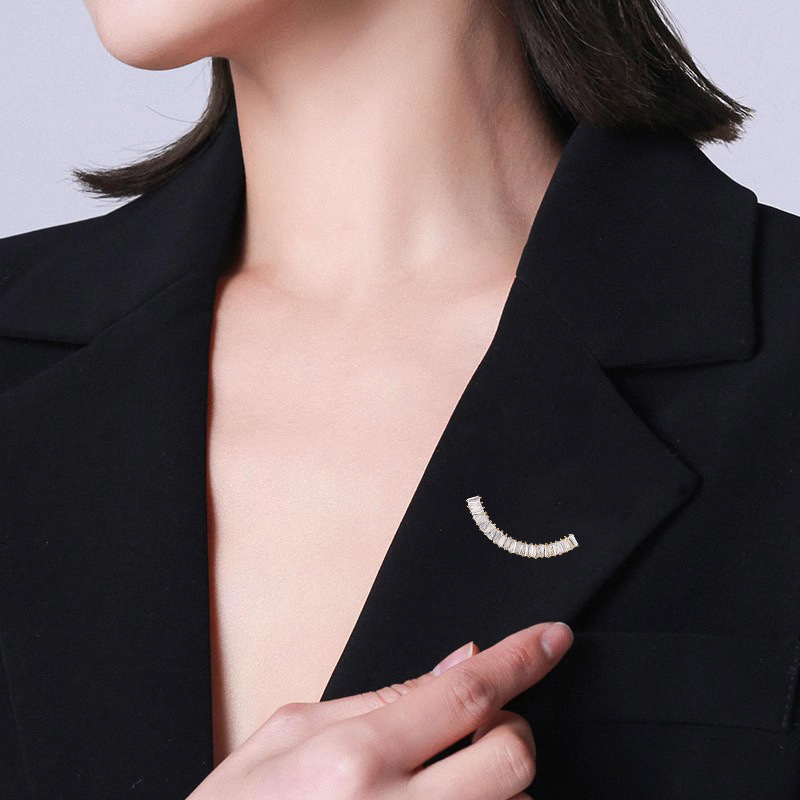 The 2025 new style simple and exquisite arc-shaped brooch is fashionable and versatile. It features a micro-inlaid zirconium brooch as an accessory for clothes and anti-glare pins Specification image