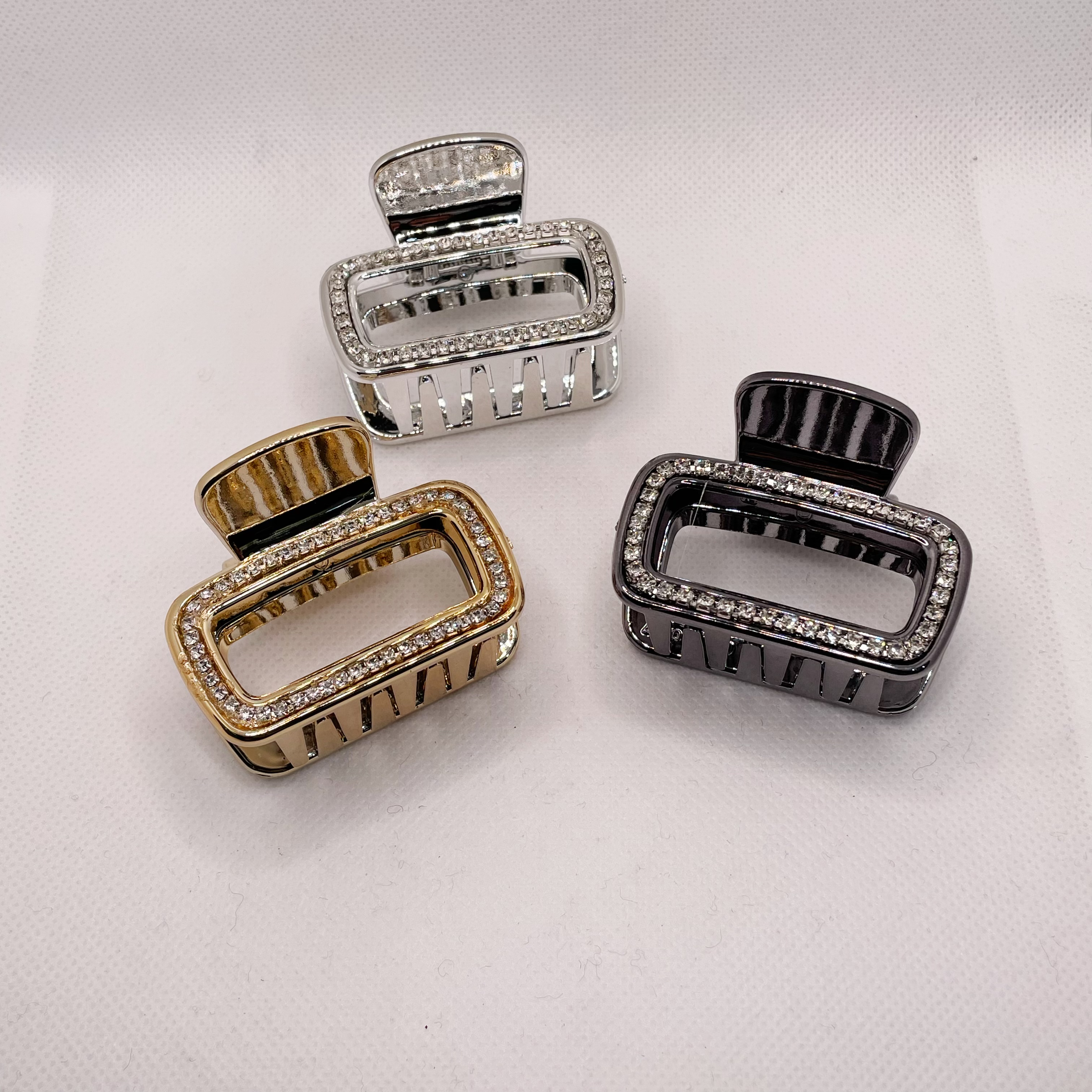 The new hair accessory features a high-end water diamond shark clip, a stylish hairpin at the back of the head, and a medium-sized exquisite hairpin