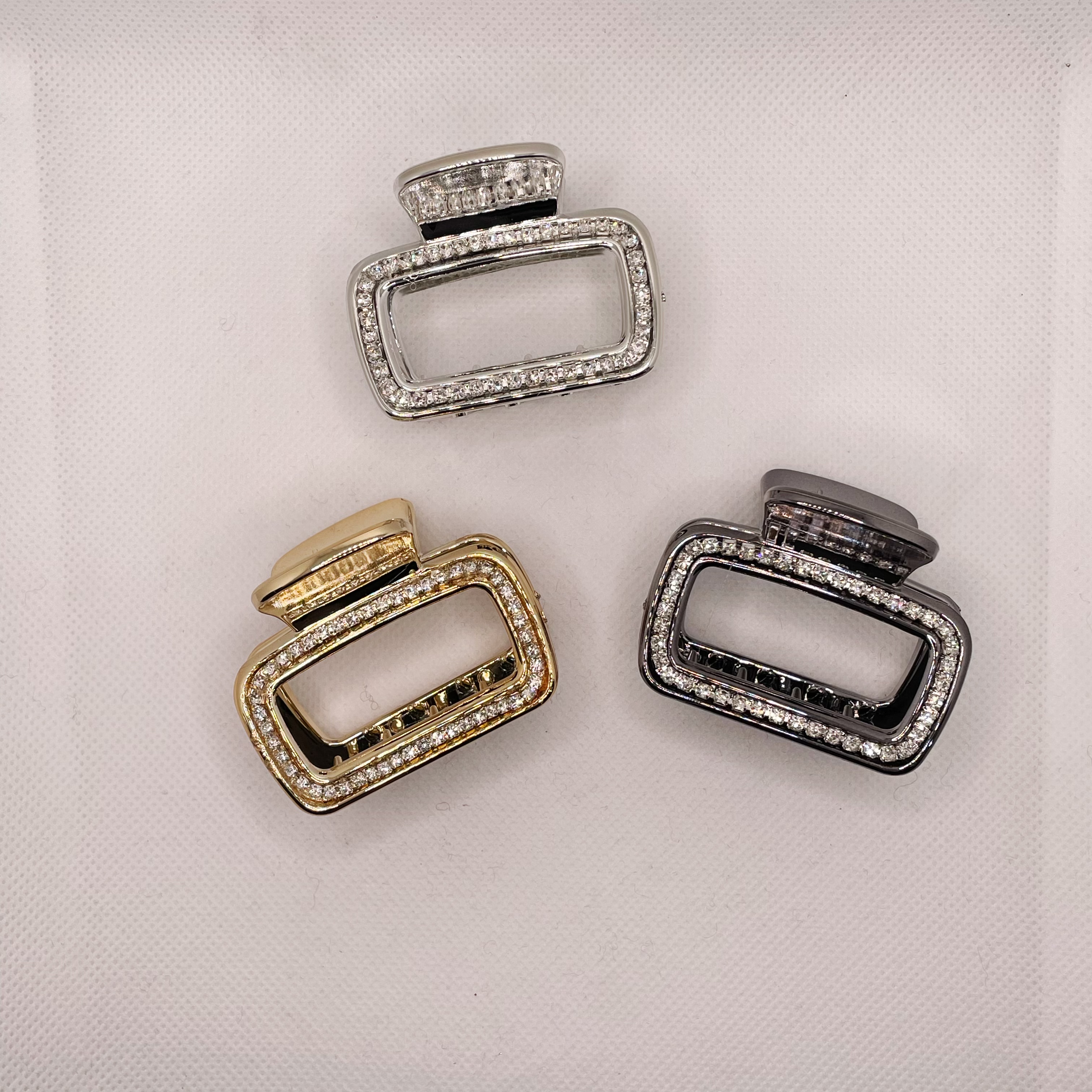 The new hair accessory features a high-end water diamond shark clip, a stylish hairpin at the back of the head, and a medium-sized exquisite hairpin detail image 2