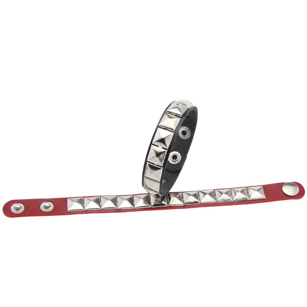 Cross-border best-selling classic square rivet bracelet, personalized punk PU leather stainless steel snap buckle bracelet Application Scenario